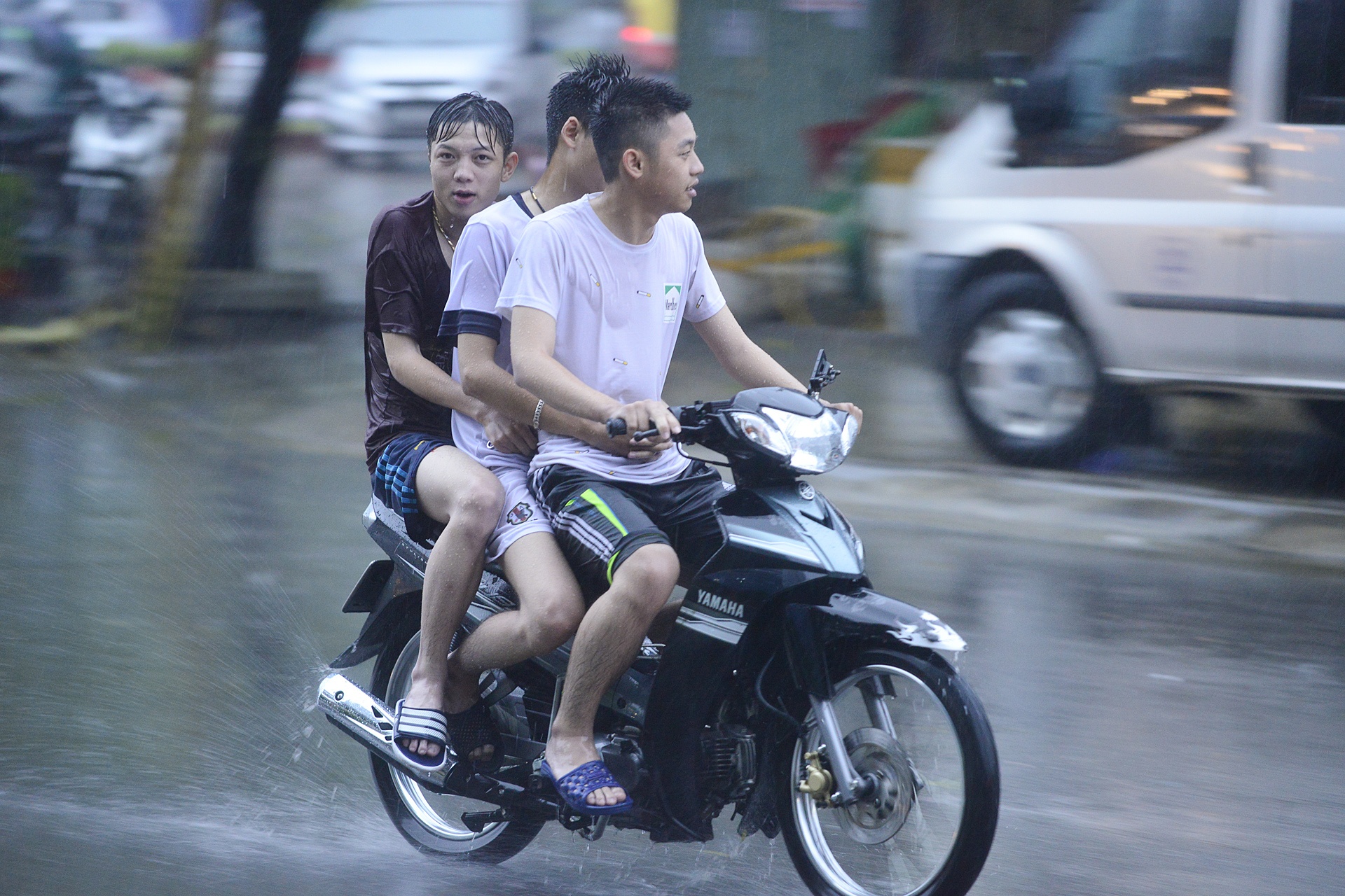 mua giai nhiet sau dot nang nong ky luc o Ha Noi anh 4