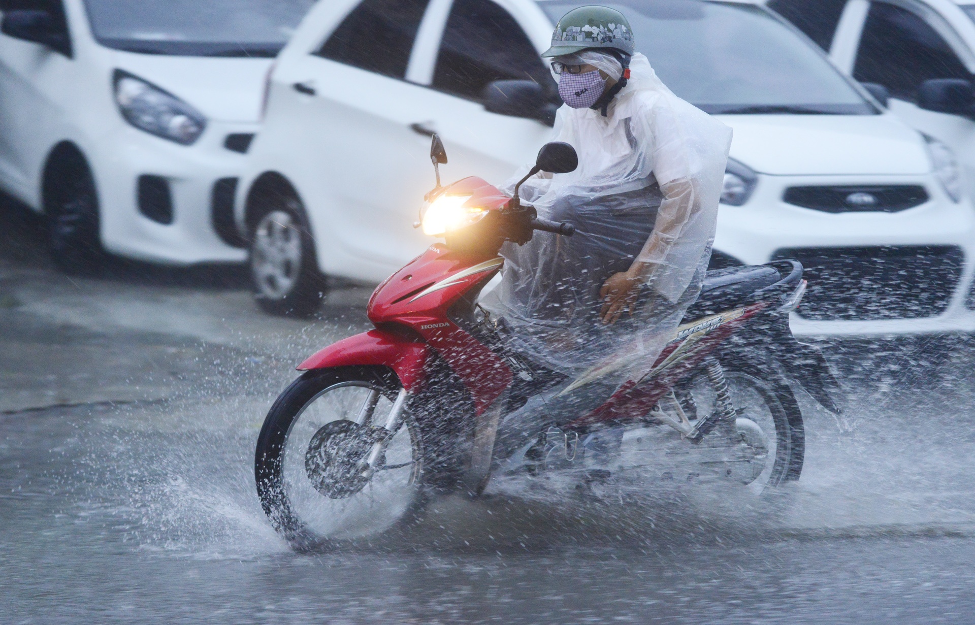 mua giai nhiet sau dot nang nong ky luc o Ha Noi anh 11