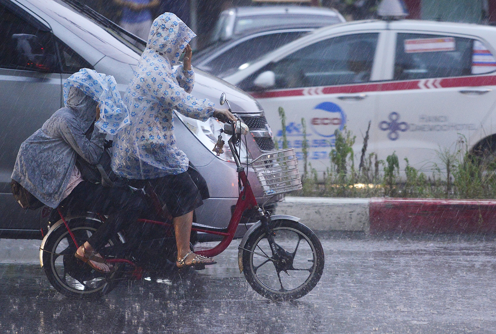 mua giai nhiet sau dot nang nong ky luc o Ha Noi anh 12