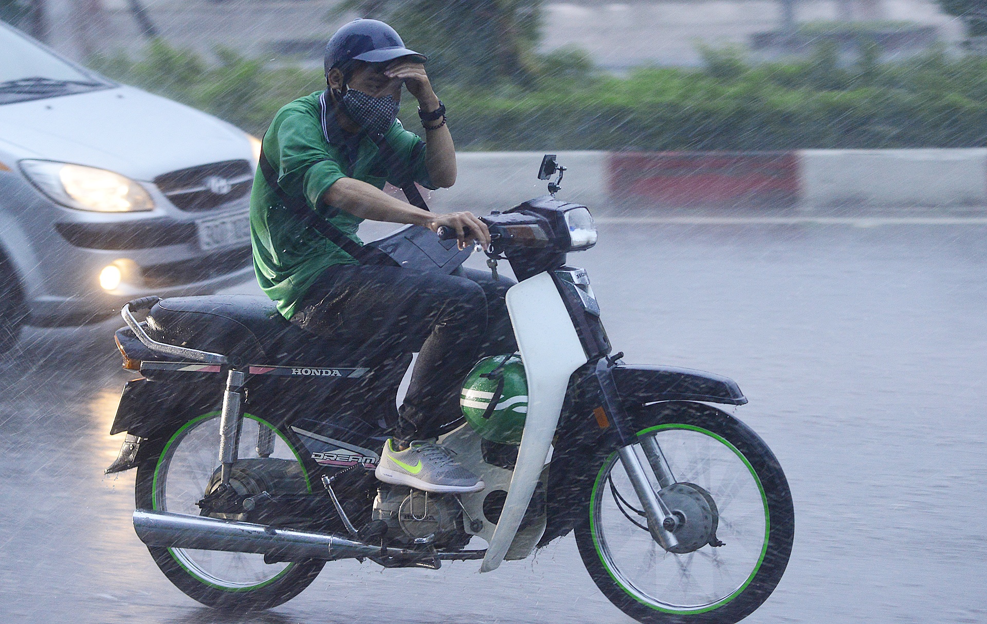 mua giai nhiet sau dot nang nong ky luc o Ha Noi anh 6