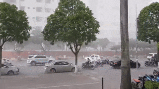 Nguoi di duong bi con dong thoi cat bui vao mat hinh anh