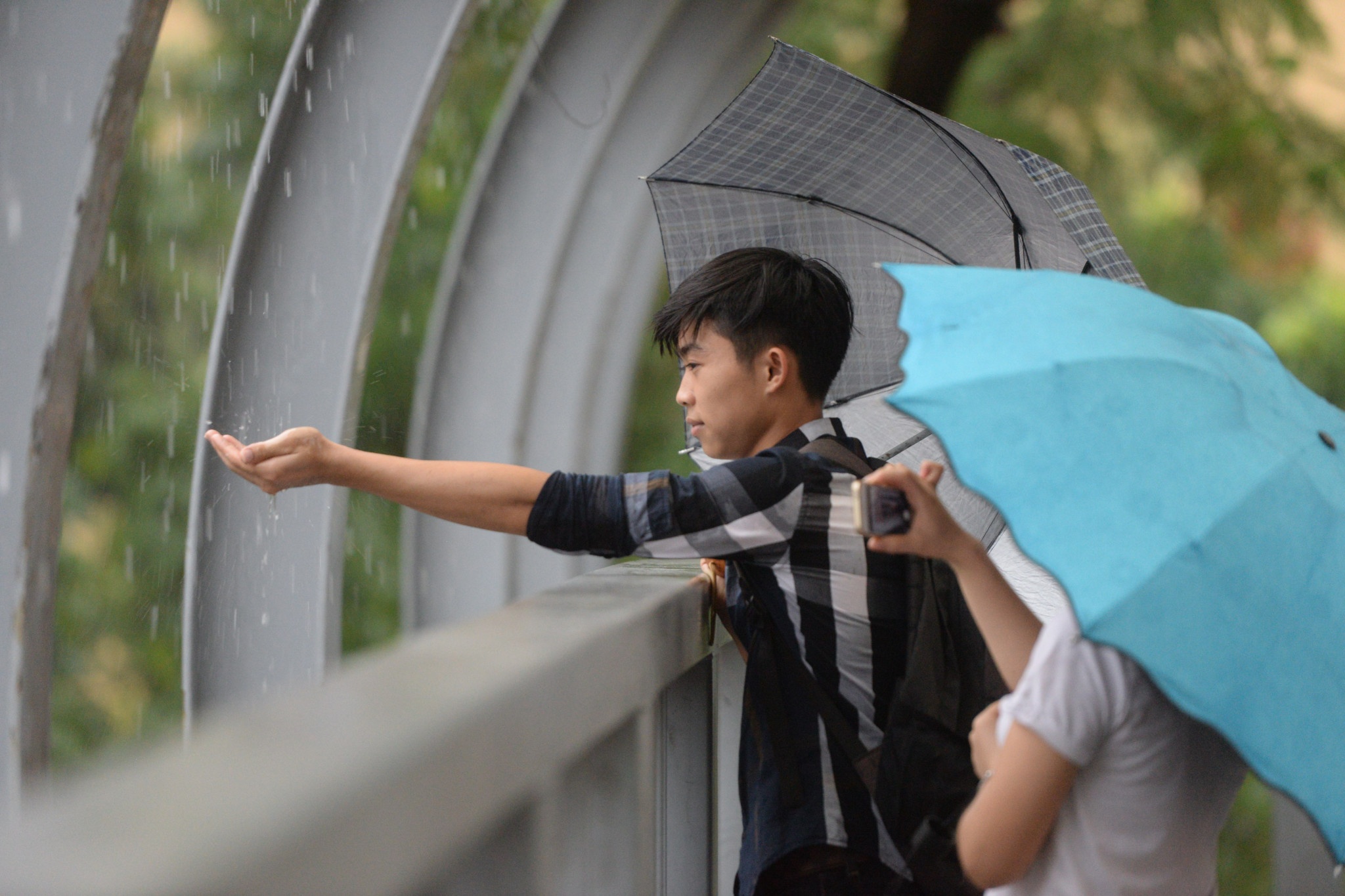 mua giai nhiet sau dot nang nong ky luc o Ha Noi anh 3