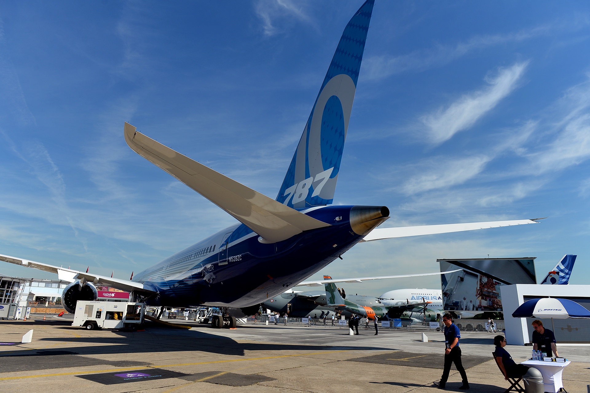 Giac mo bay moi nhat cua Boeing loay hoay vuot vat can o san trien lam hinh anh