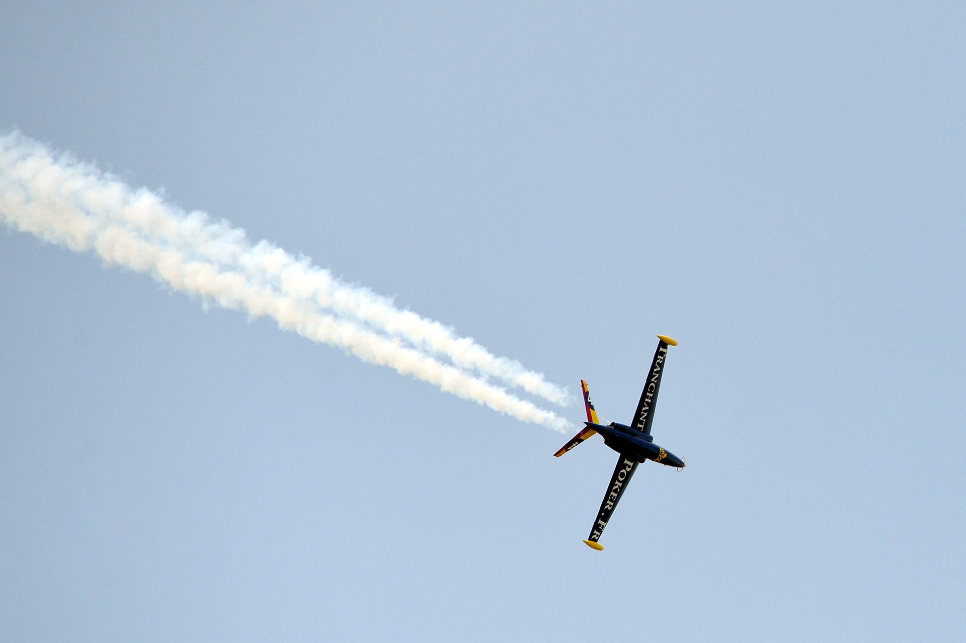 Video dan may bay pho dien ky thuat tren bau troi Paris hinh anh