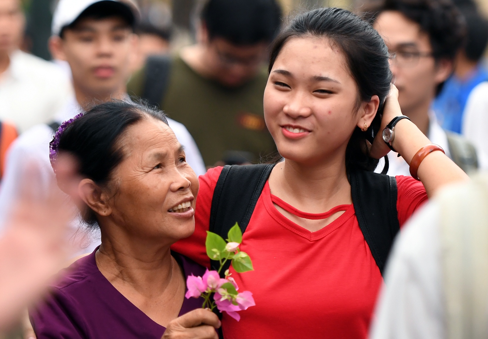 Ba ngoai don chau thi dai hoc bang doa hoa giay hinh anh