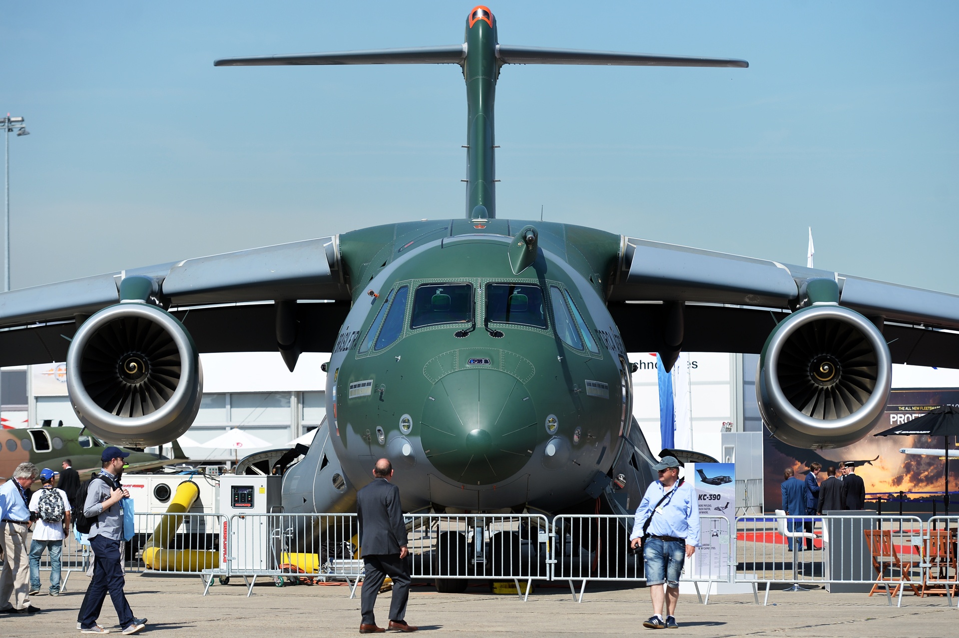 Can canh dan may bay khap the gioi do bo ve Phap hinh anh