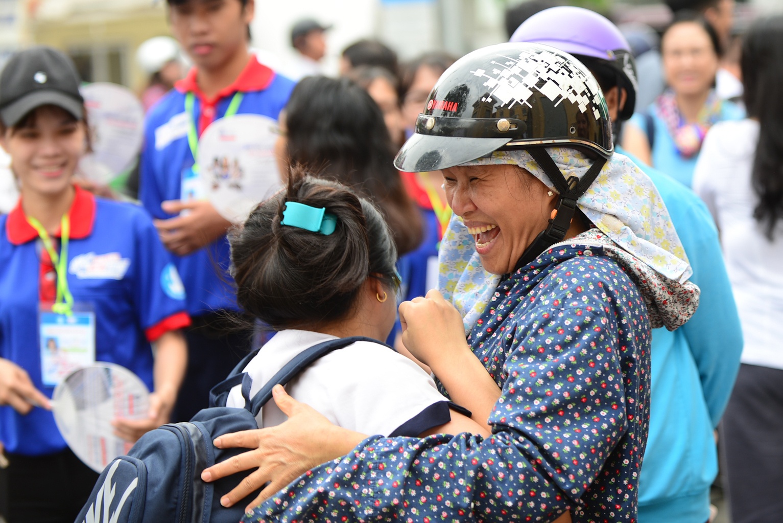 Phu huynh mung ro om con sau gio thi Ngu van hinh anh