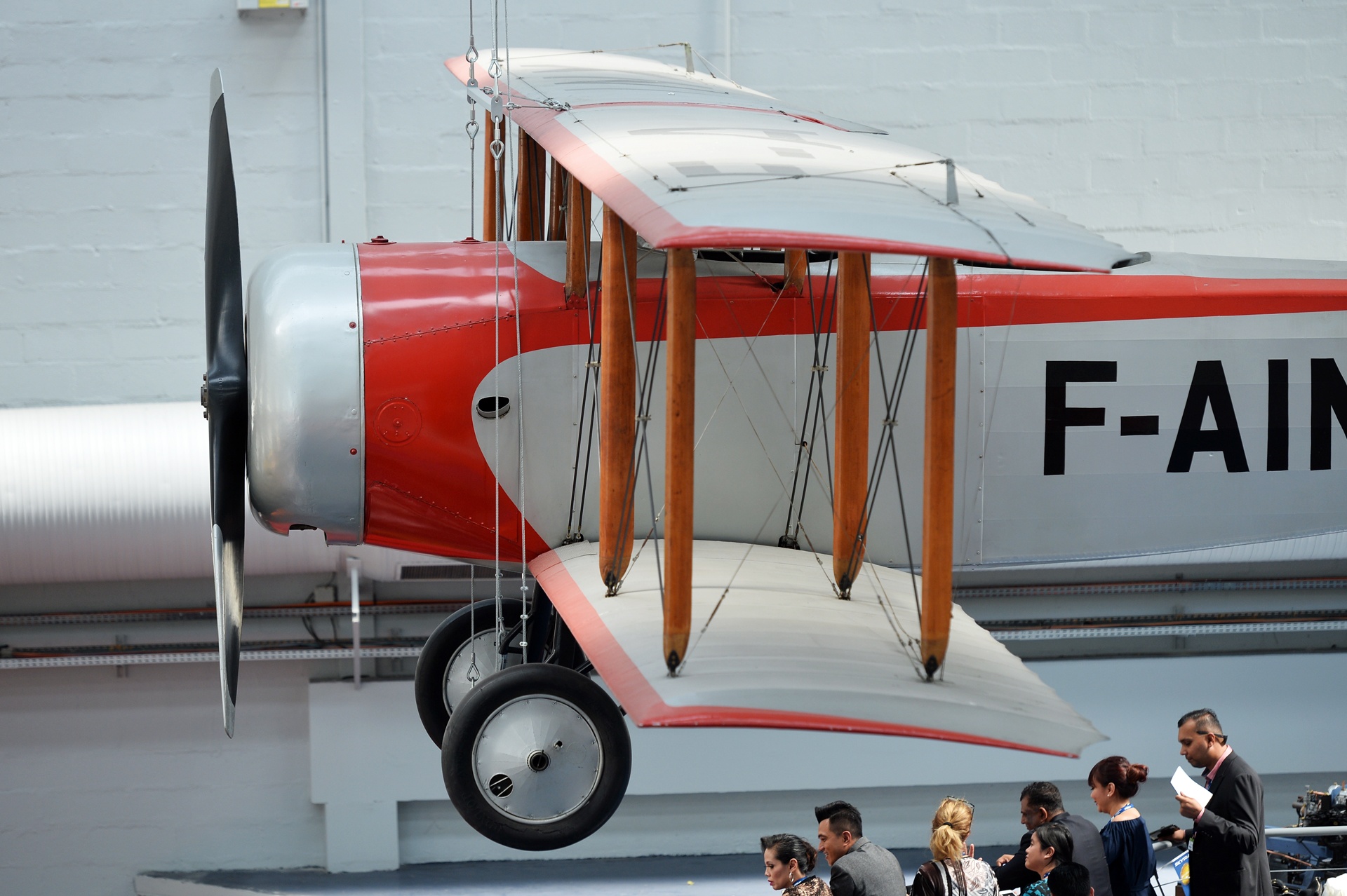 Nhung chiec may bay gan tram tuoi khien du khach tuong do choi hinh anh