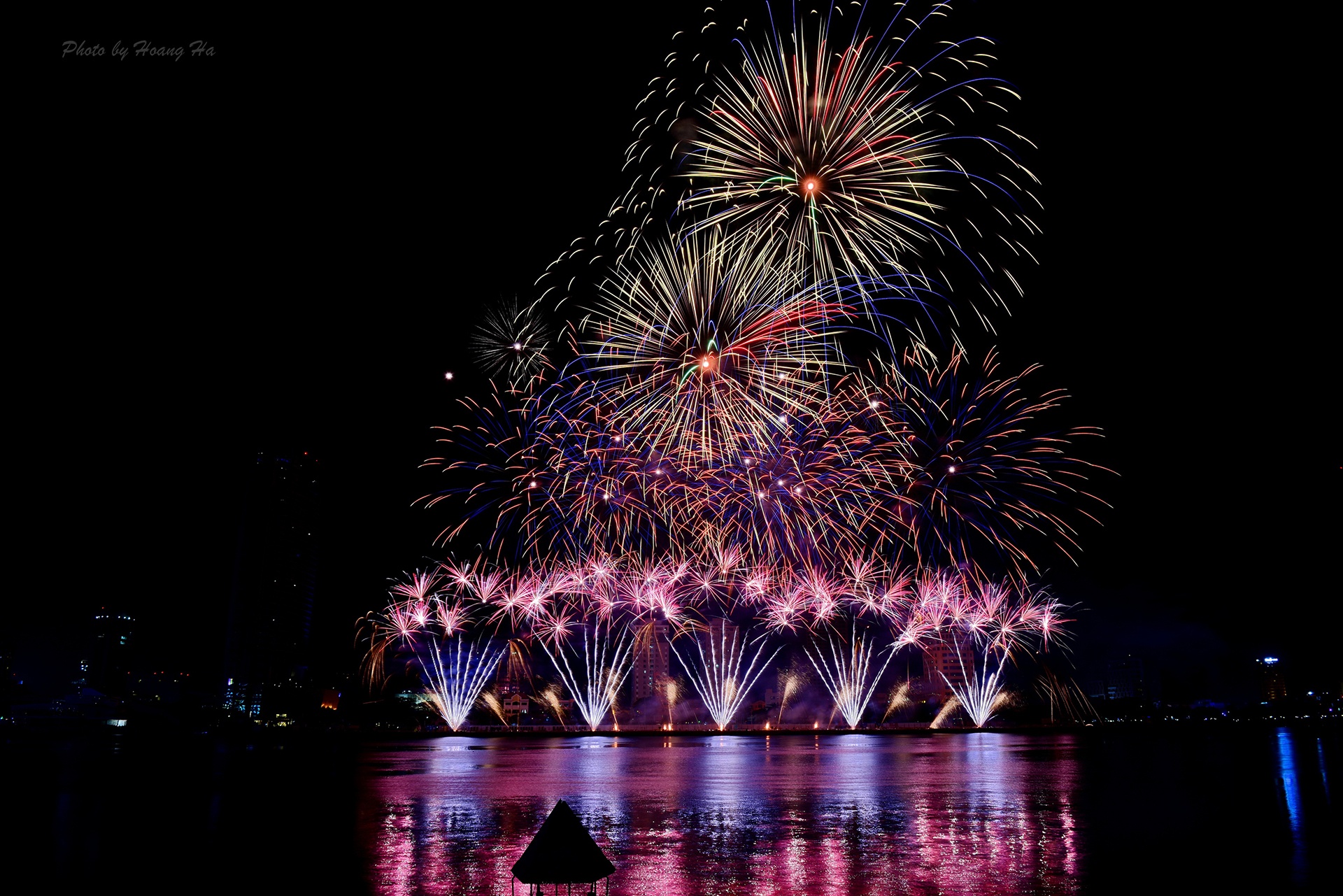 Man trinh dien phao hoa doc dao tai Da Nang anh 1