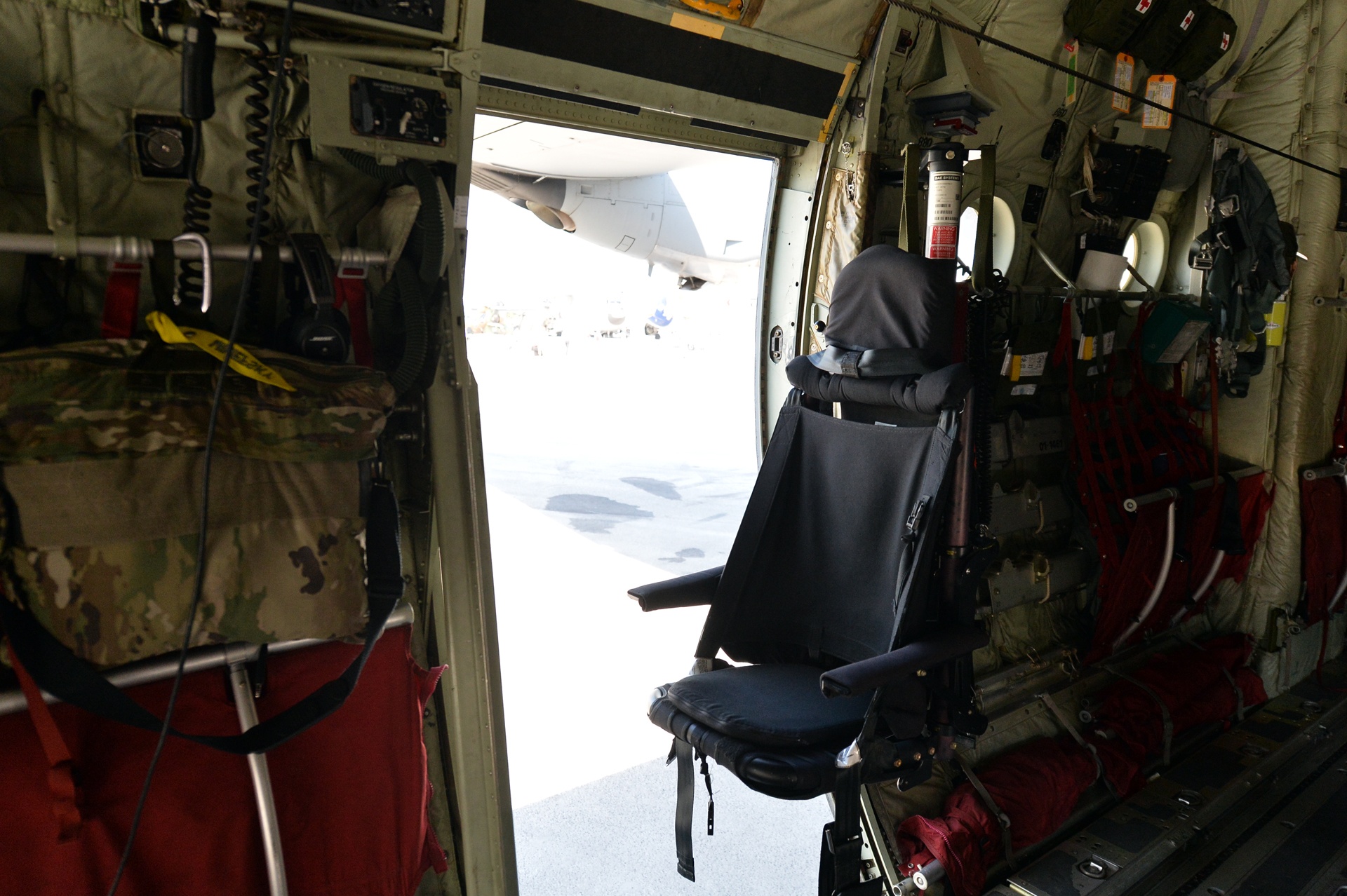 may bay quan su C130J anh 10