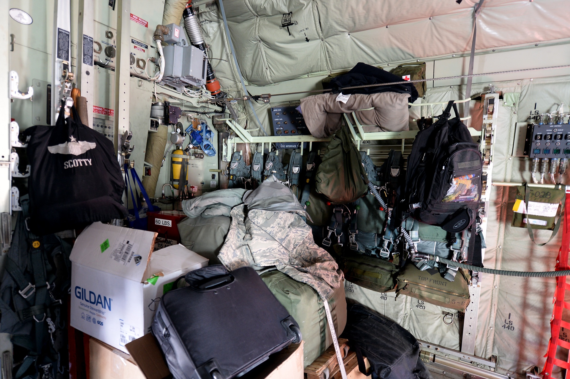 may bay quan su C130J anh 15