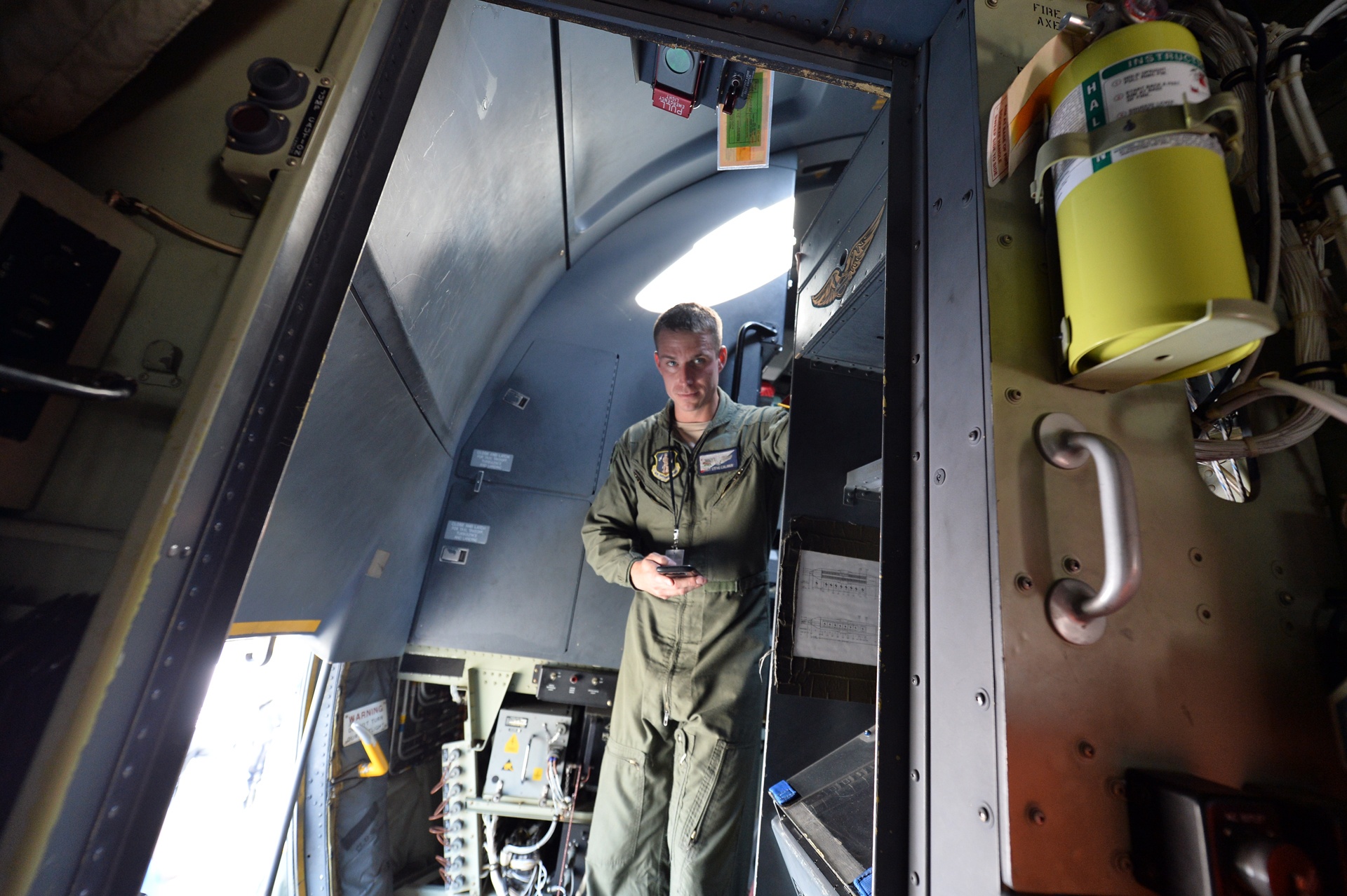 Ben trong 'hung than tren khong' C130J cua Khong quan My hinh anh