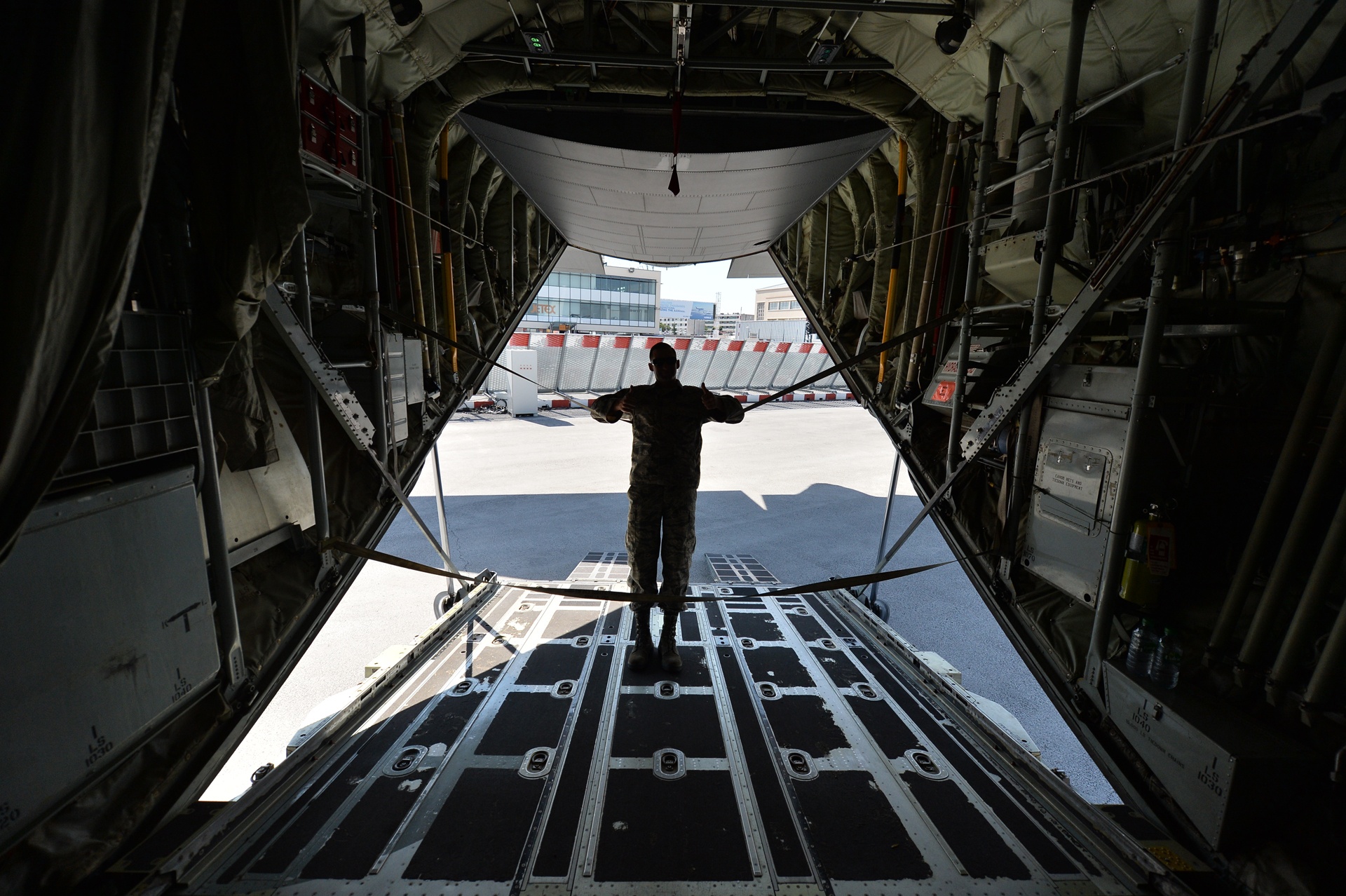 may bay quan su C130J anh 8