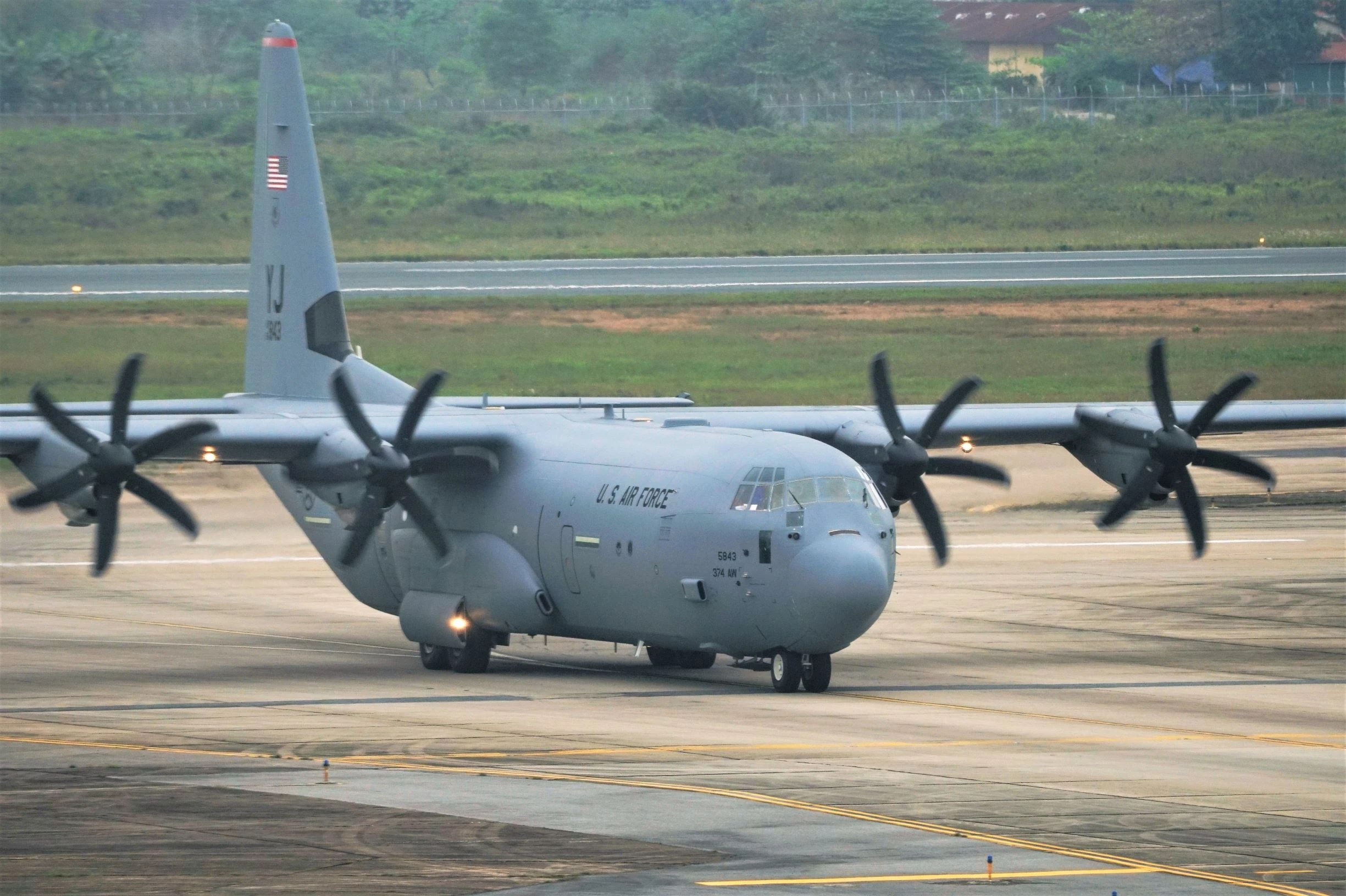 may bay quan su C130J anh 1