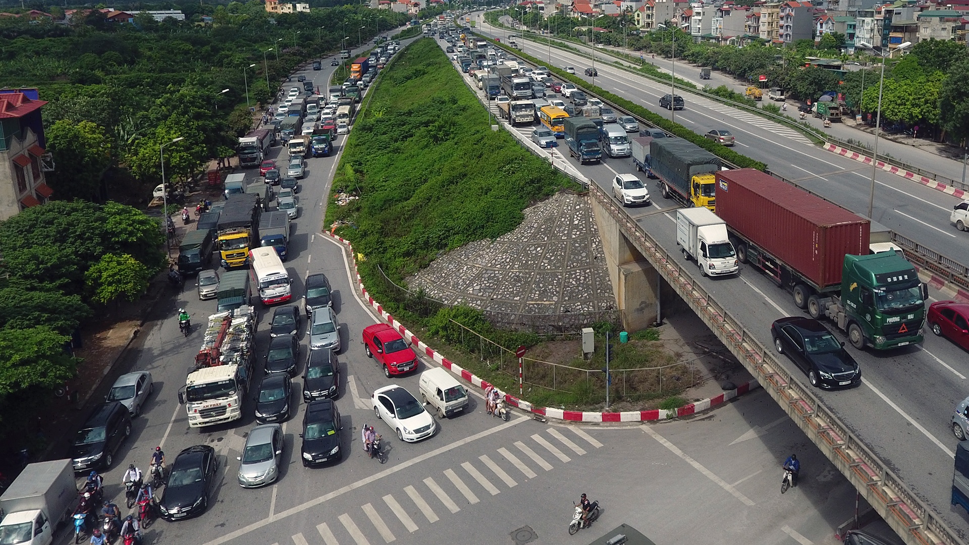 Oto xep hang dai nhich tung met tren duong dan cau Thanh Tri hinh anh