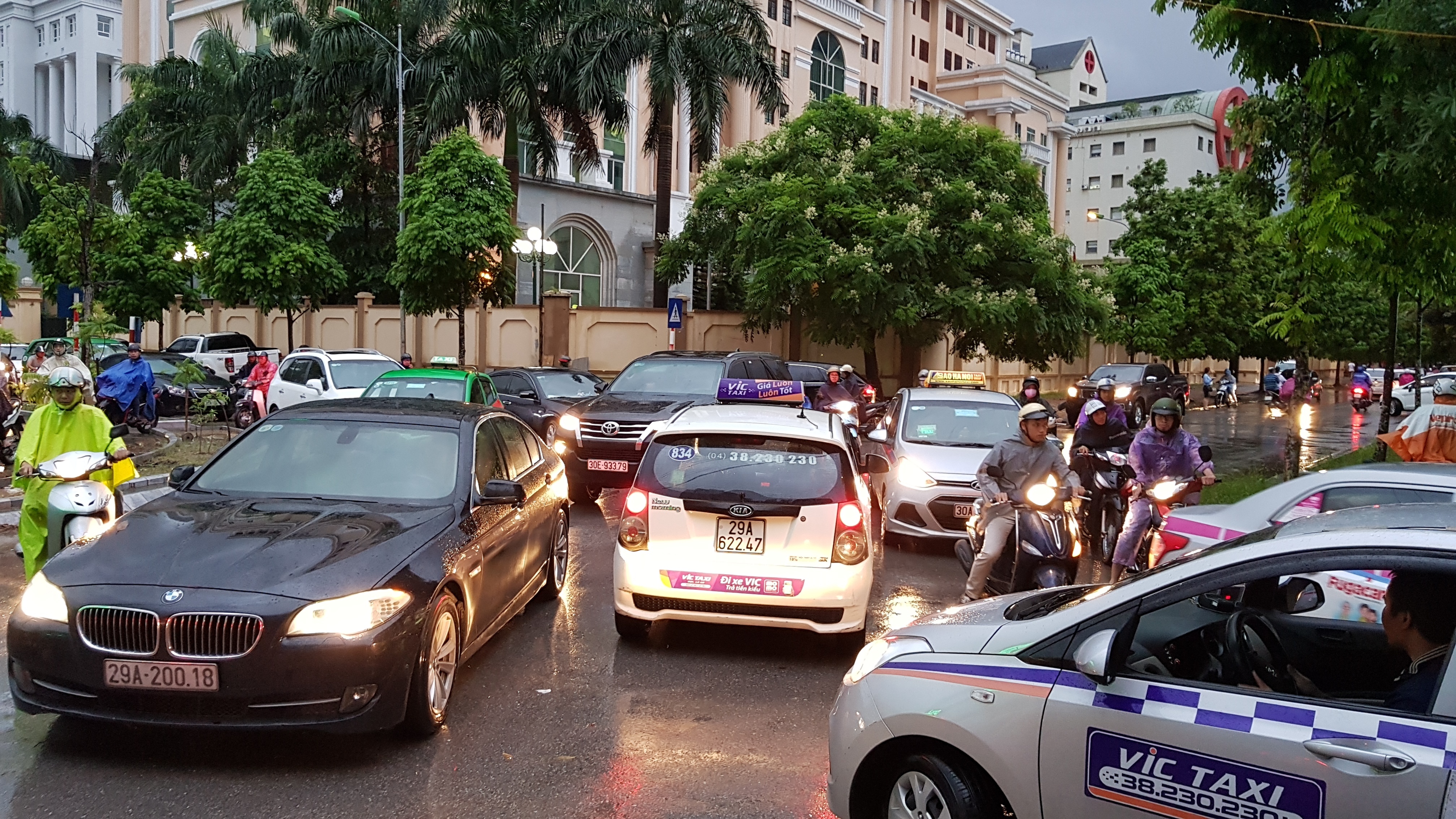 Un tac, mua ngap gio tan tam, giao thong roi loan hinh anh