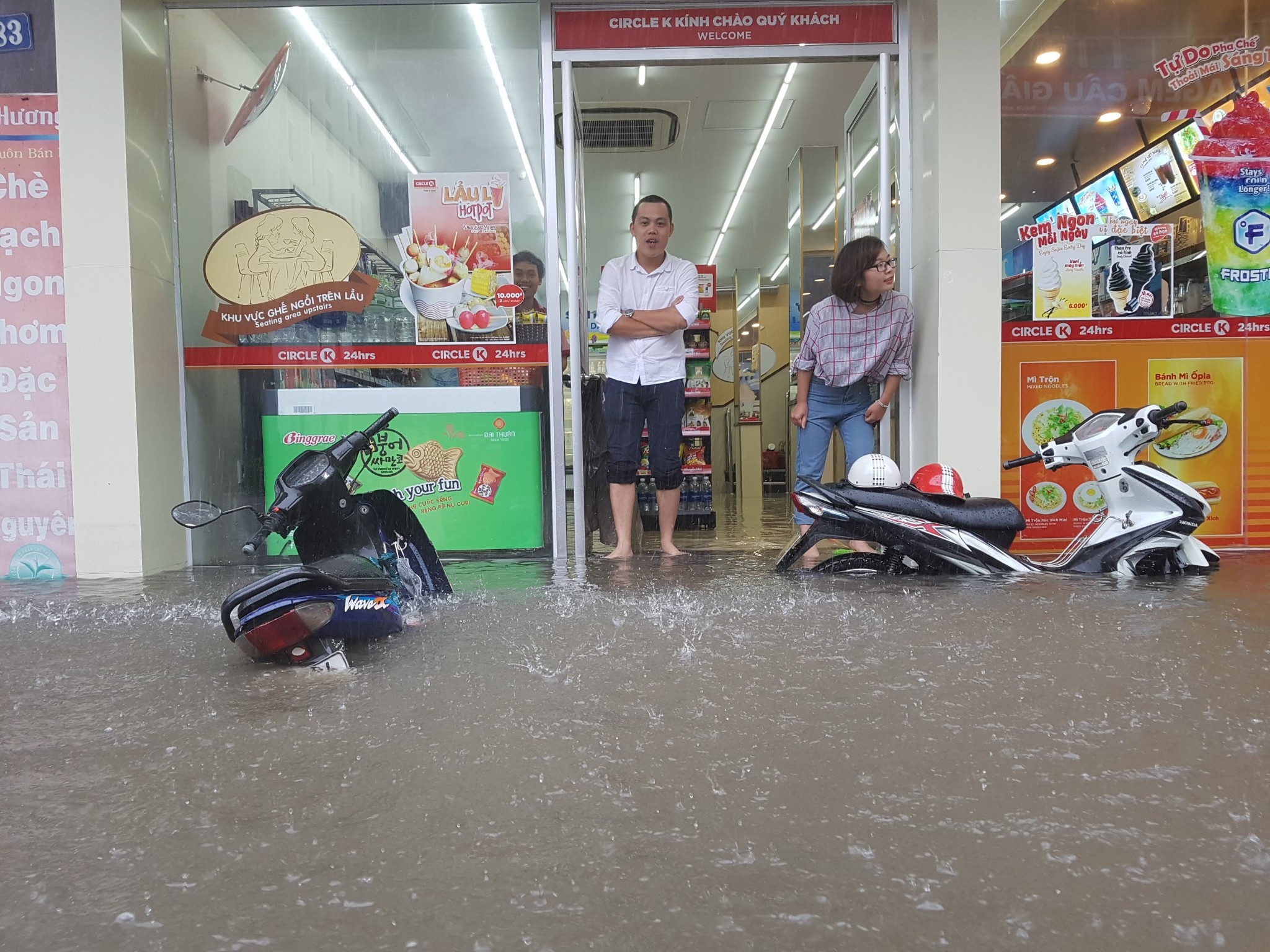 mua lon gay ngap duong pho thu do anh 1