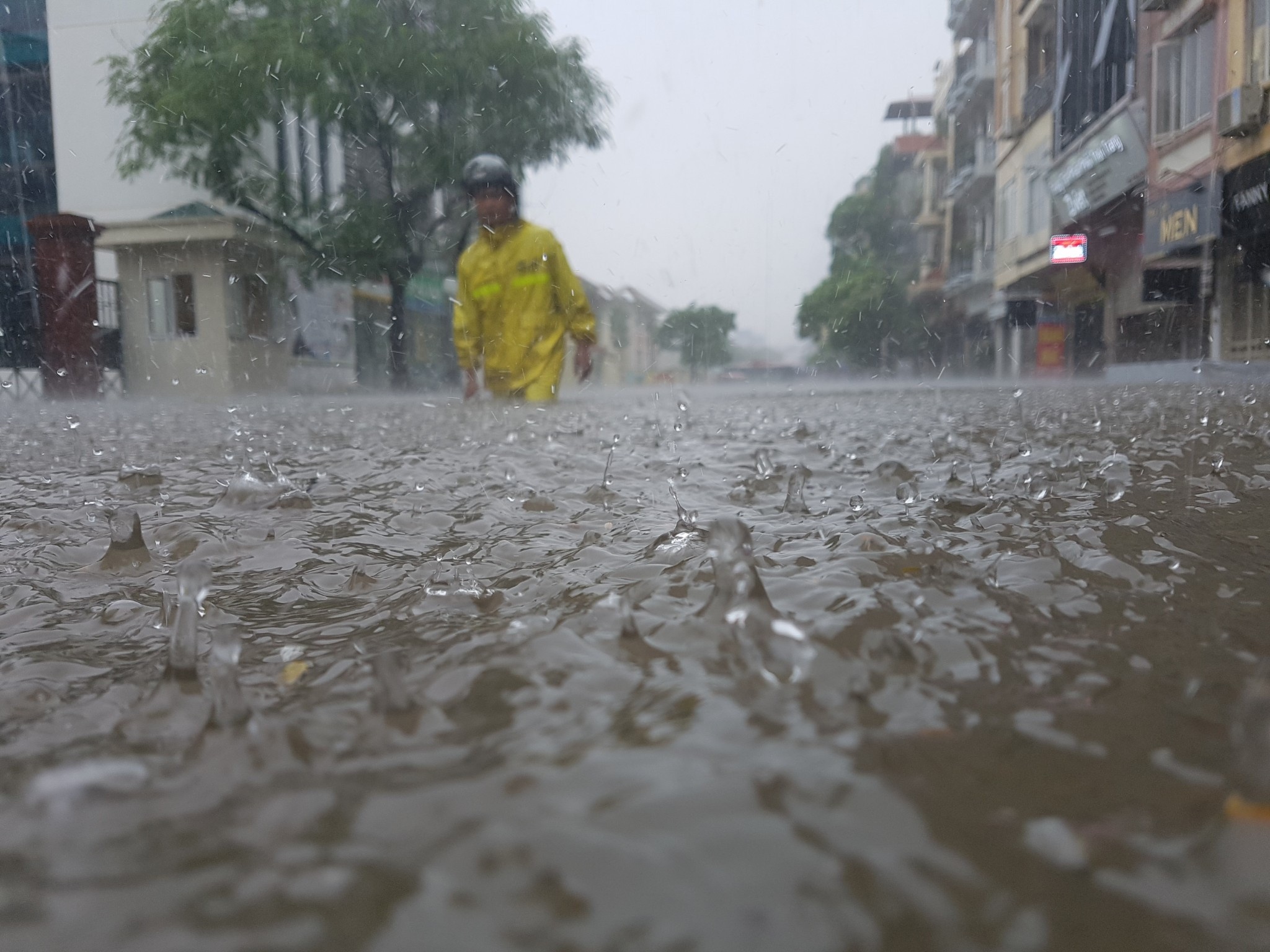 mua lon gay ngap duong pho thu do anh 4