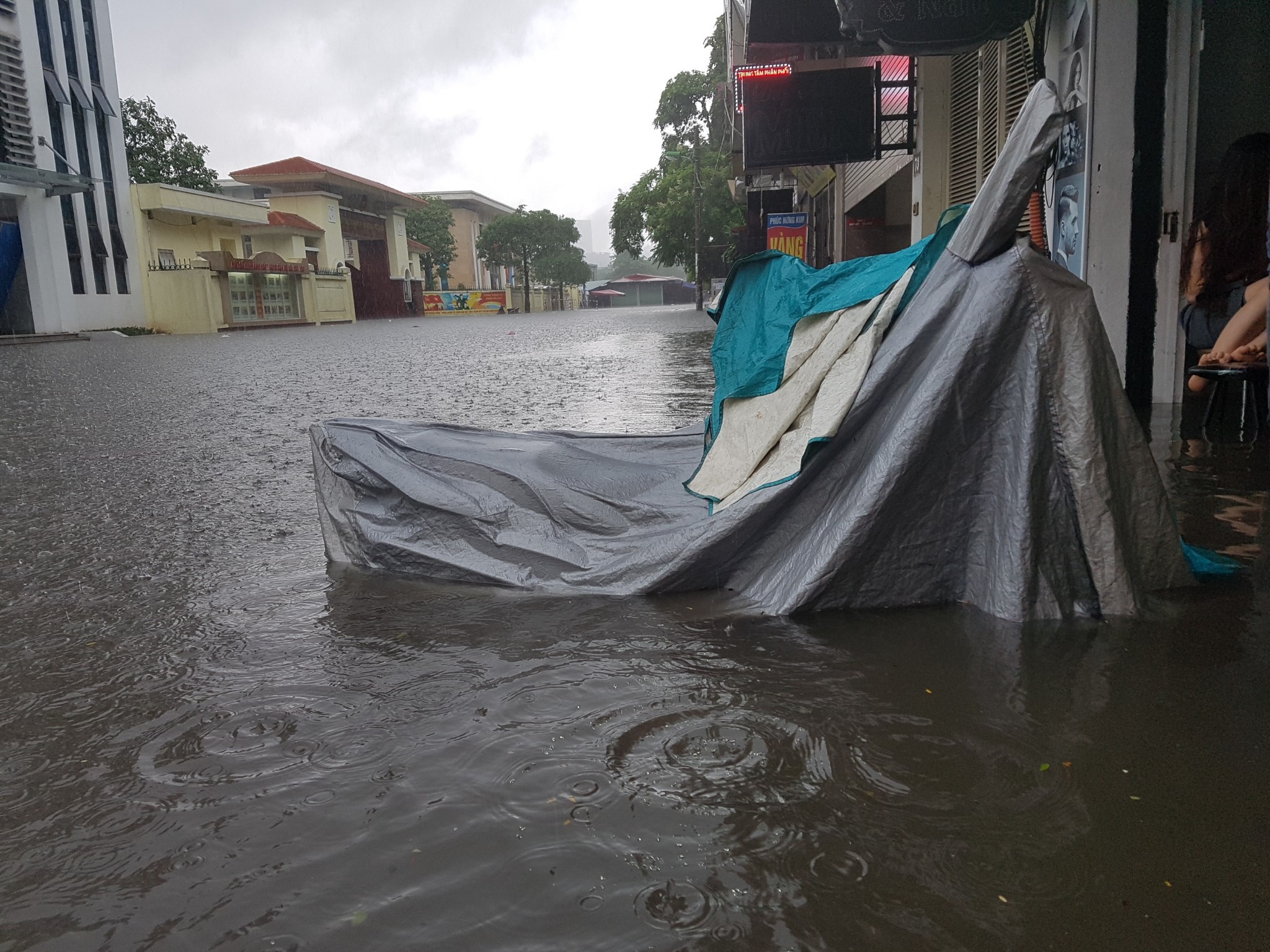 mua lon gay ngap duong pho thu do anh 8