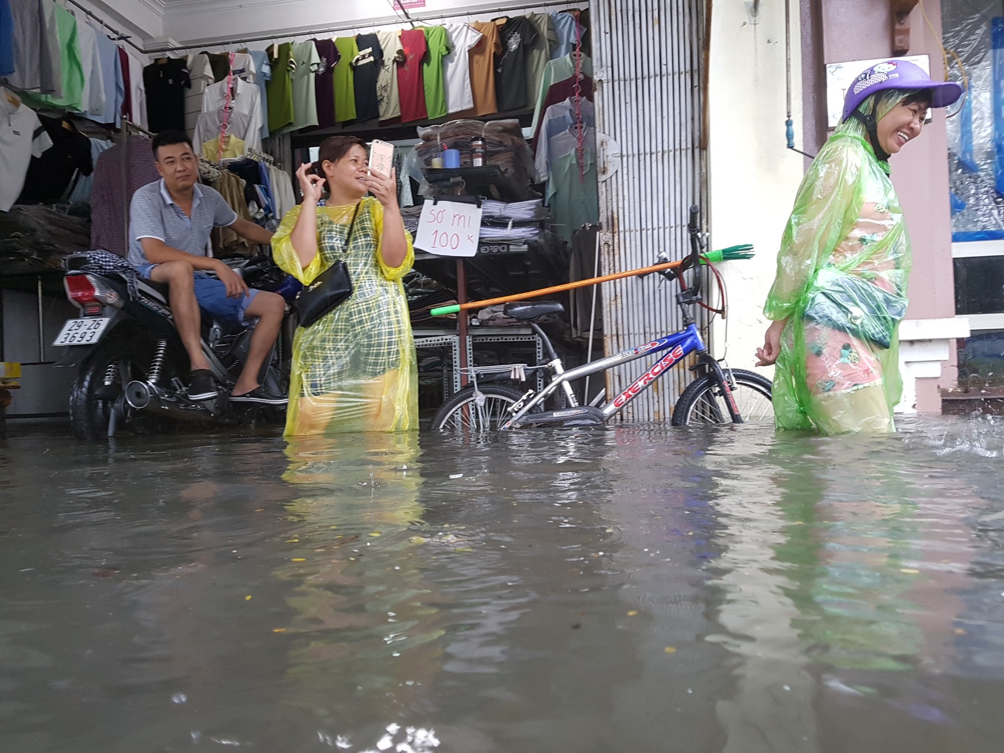 mua lon gay ngap duong pho thu do anh 10