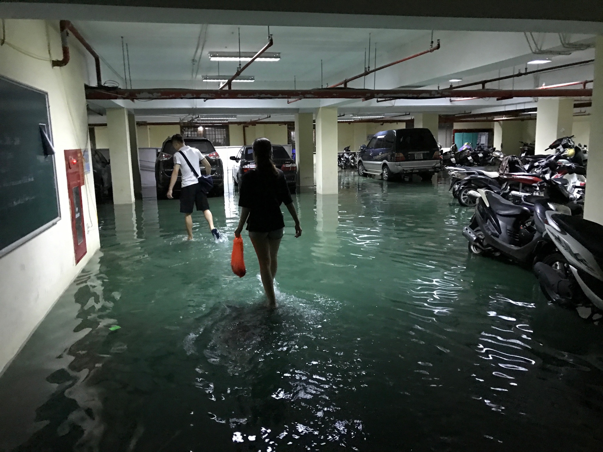 mưa ngập tắc đường ở Hà Nội ảnh 14 mua ngap tac duong o Ha Noi anh 14