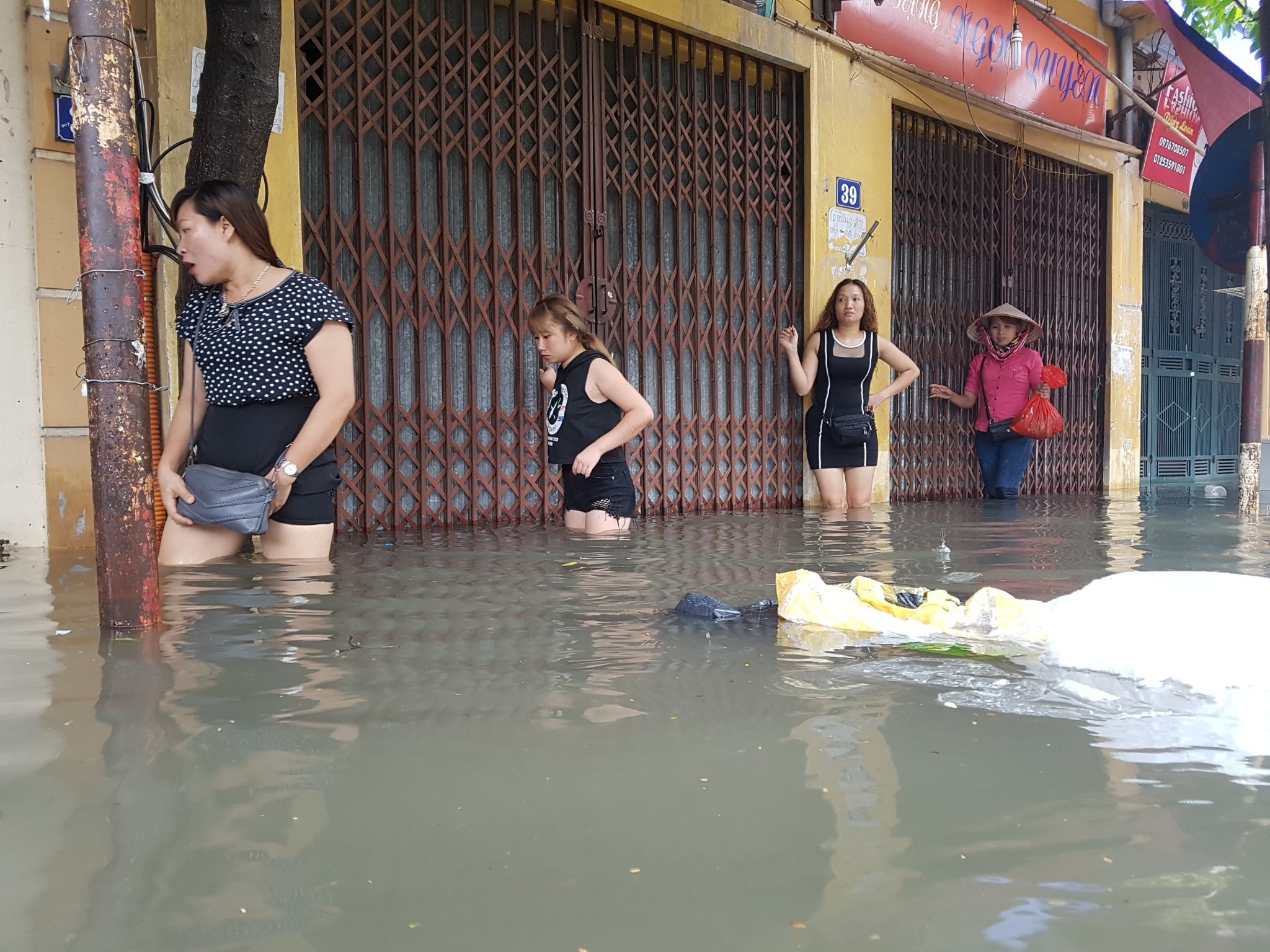 mua lon gay ngap duong pho thu do anh 18