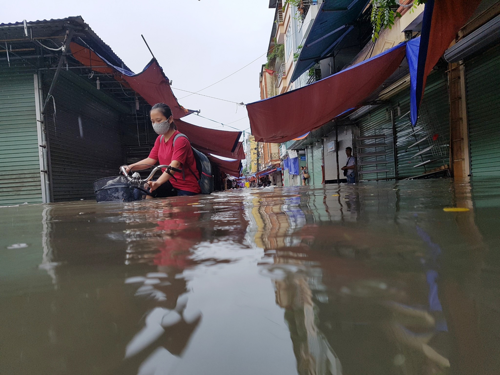 Pho phuong Ha Noi ngap sau trong mua lon hinh anh