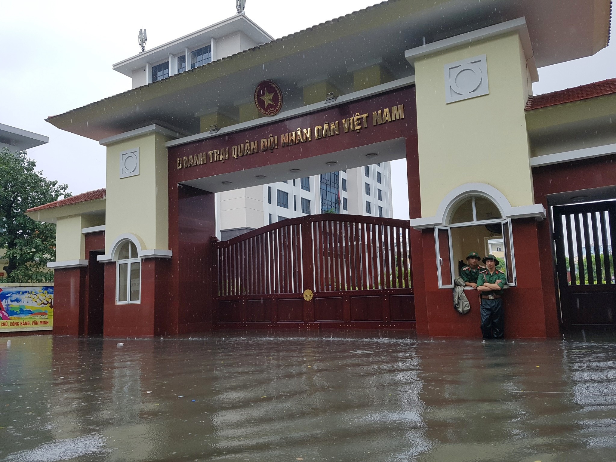 mua lon gay ngap duong pho thu do anh 2