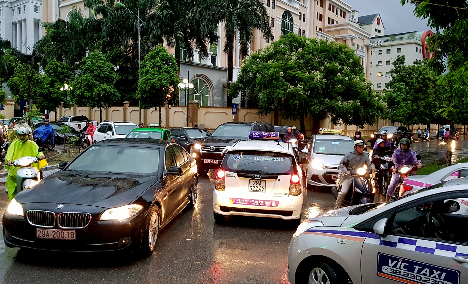 mưa ngập tắc đường ở Hà Nội ảnh 5 mua ngap tac duong o Ha Noi anh 5