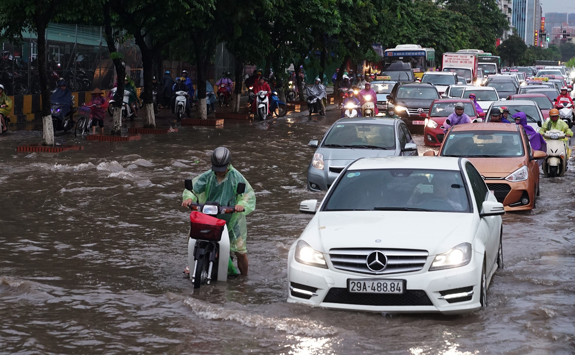 mưa ngập tắc đường ở Hà Nội ảnh 3 mua ngap tac duong o Ha Noi anh 3