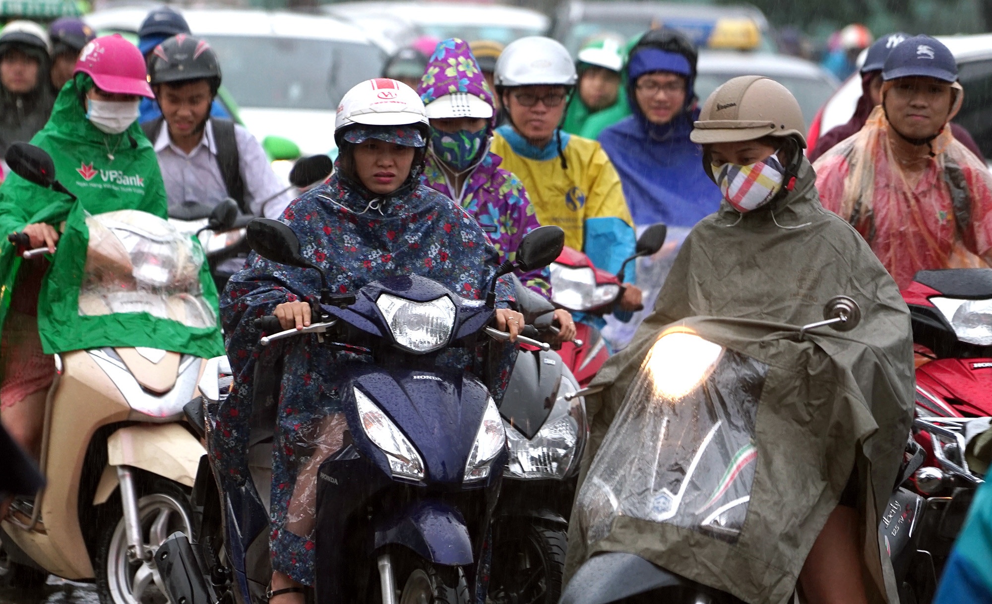 mưa ngập tắc đường ở Hà Nội ảnh 4 mua ngap tac duong o Ha Noi anh 4