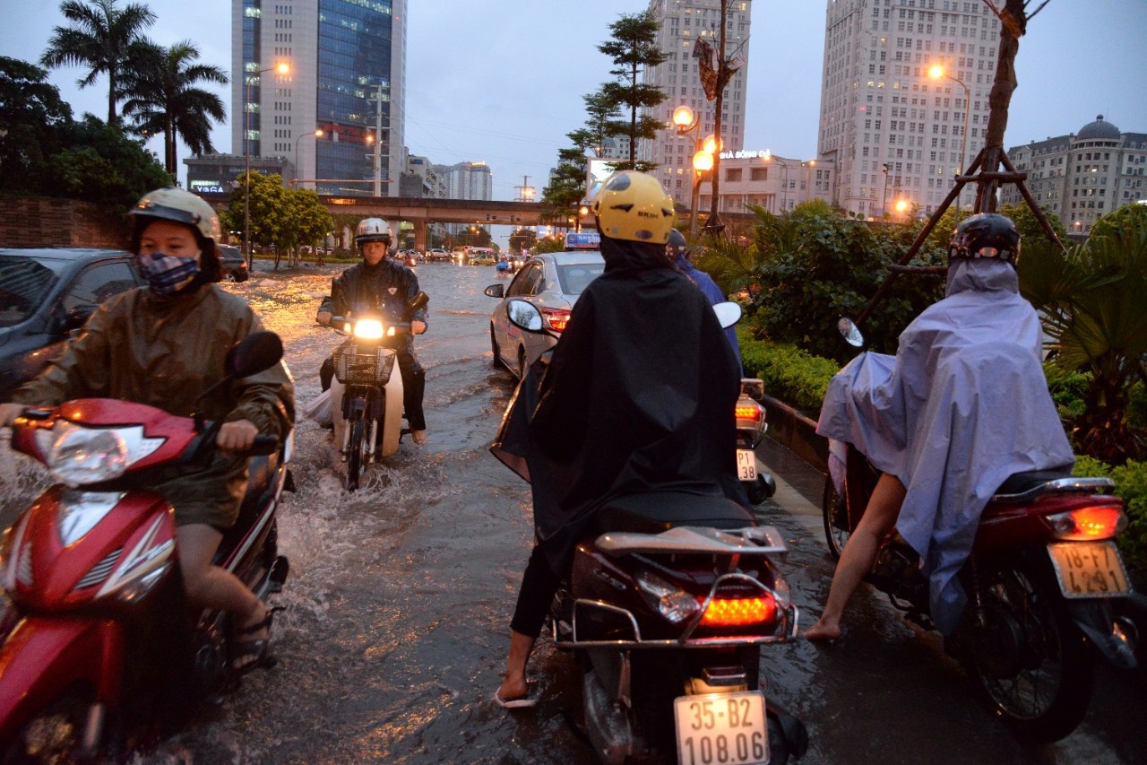 mưa ngập tắc đường ở Hà Nội ảnh 6 mua ngap tac duong o Ha Noi anh 6
