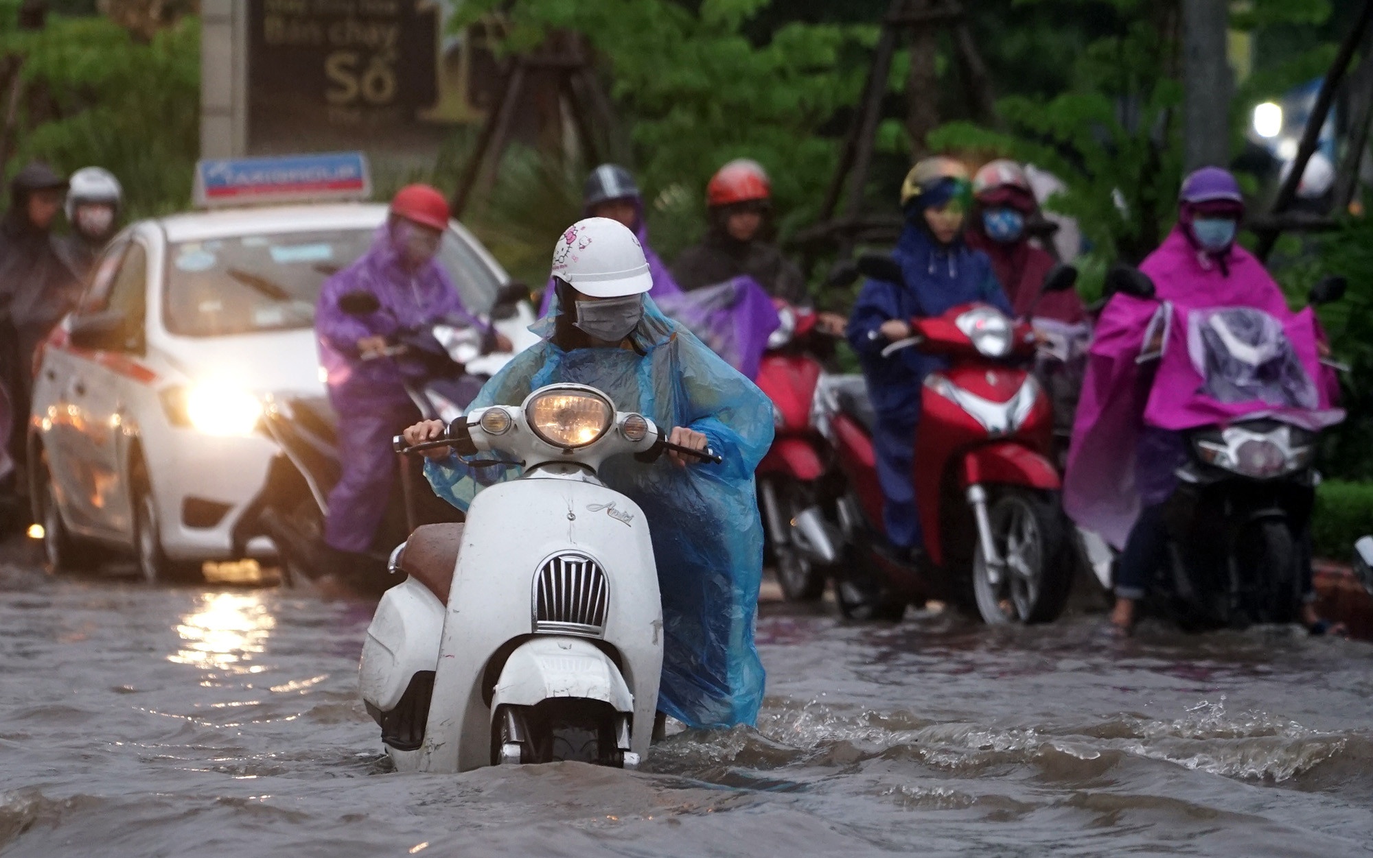 Nguoi dan chat vat ve nha trong canh mua ngap, roi loan giao thong hinh anh