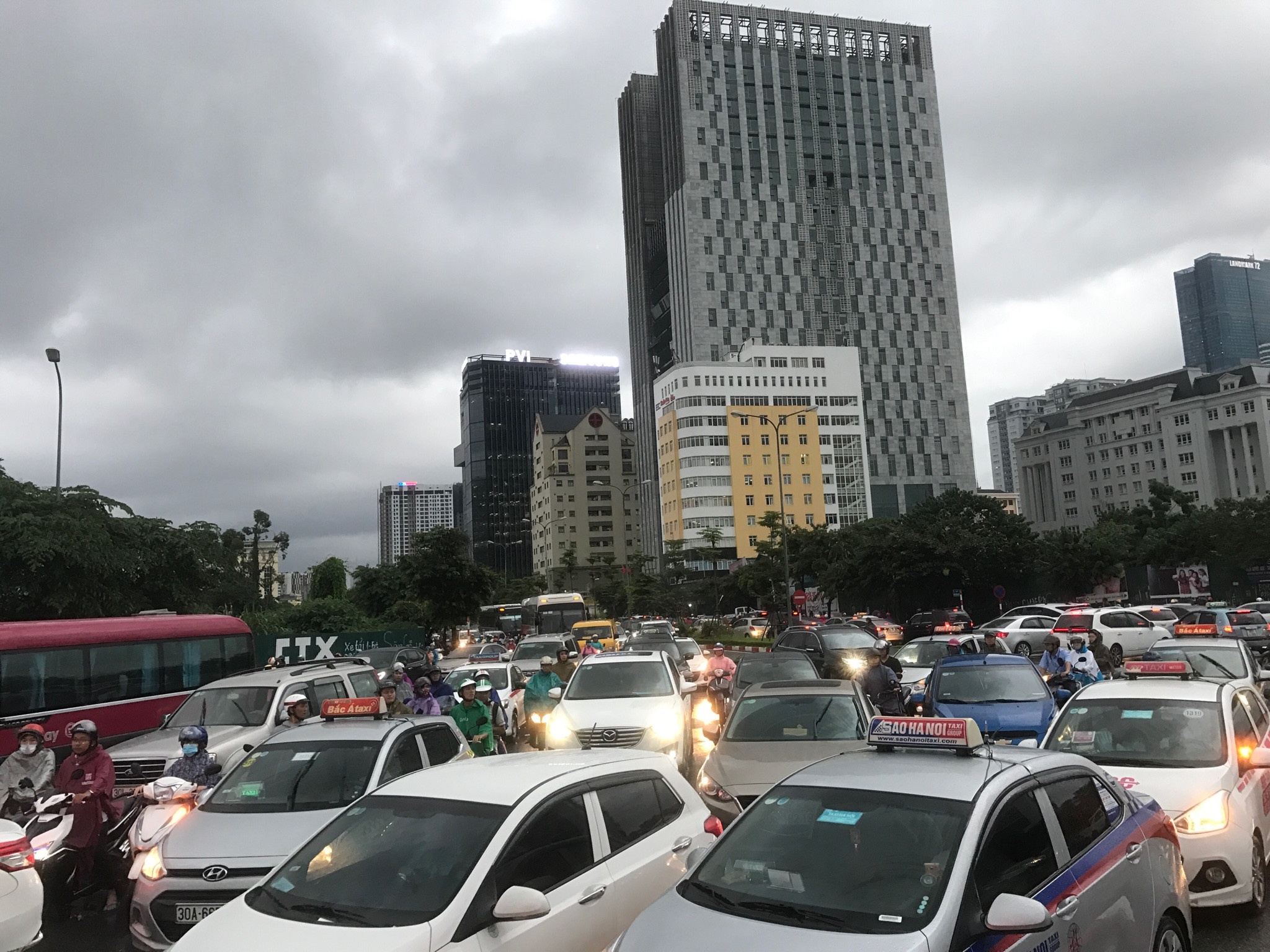 mưa ngập tắc đường ở Hà Nội ảnh 8 mua ngap tac duong o Ha Noi anh 8