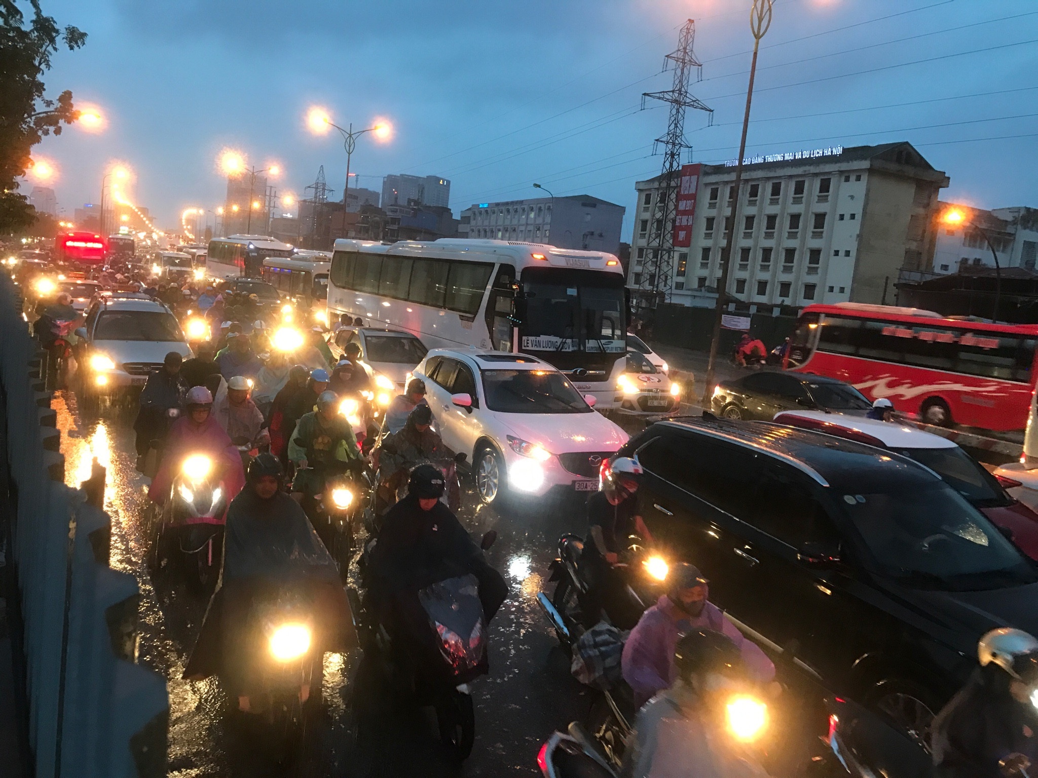 mưa ngập tắc đường ở Hà Nội ảnh 9 mua ngap tac duong o Ha Noi anh 9