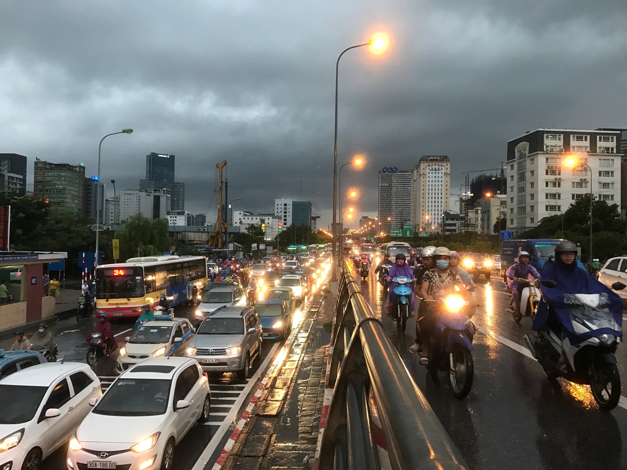 mưa ngập tắc đường ở Hà Nội ảnh 10 mua ngap tac duong o Ha Noi anh 10