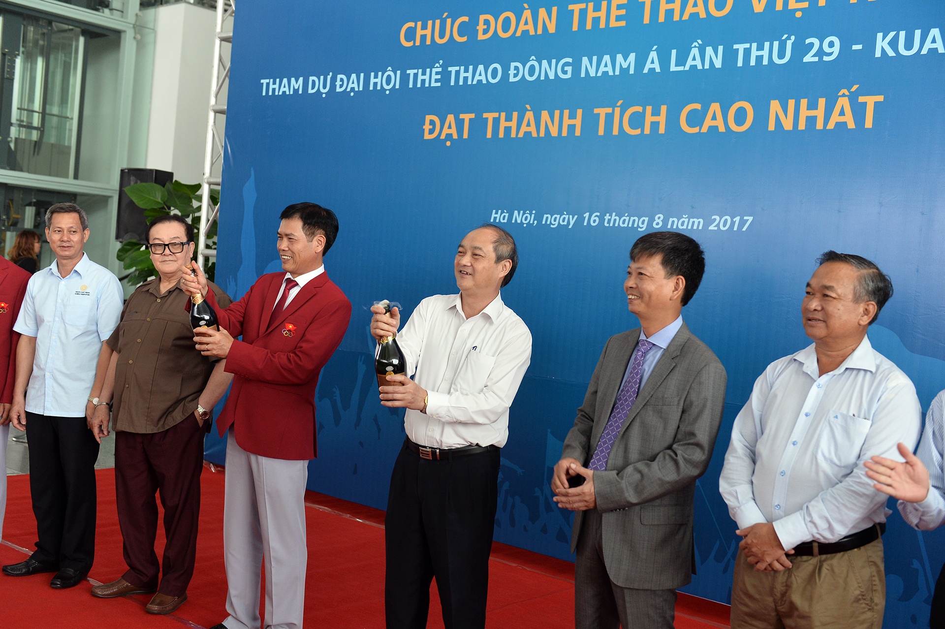 doan dien kinh the duc dung cu Viet Nam anh 13