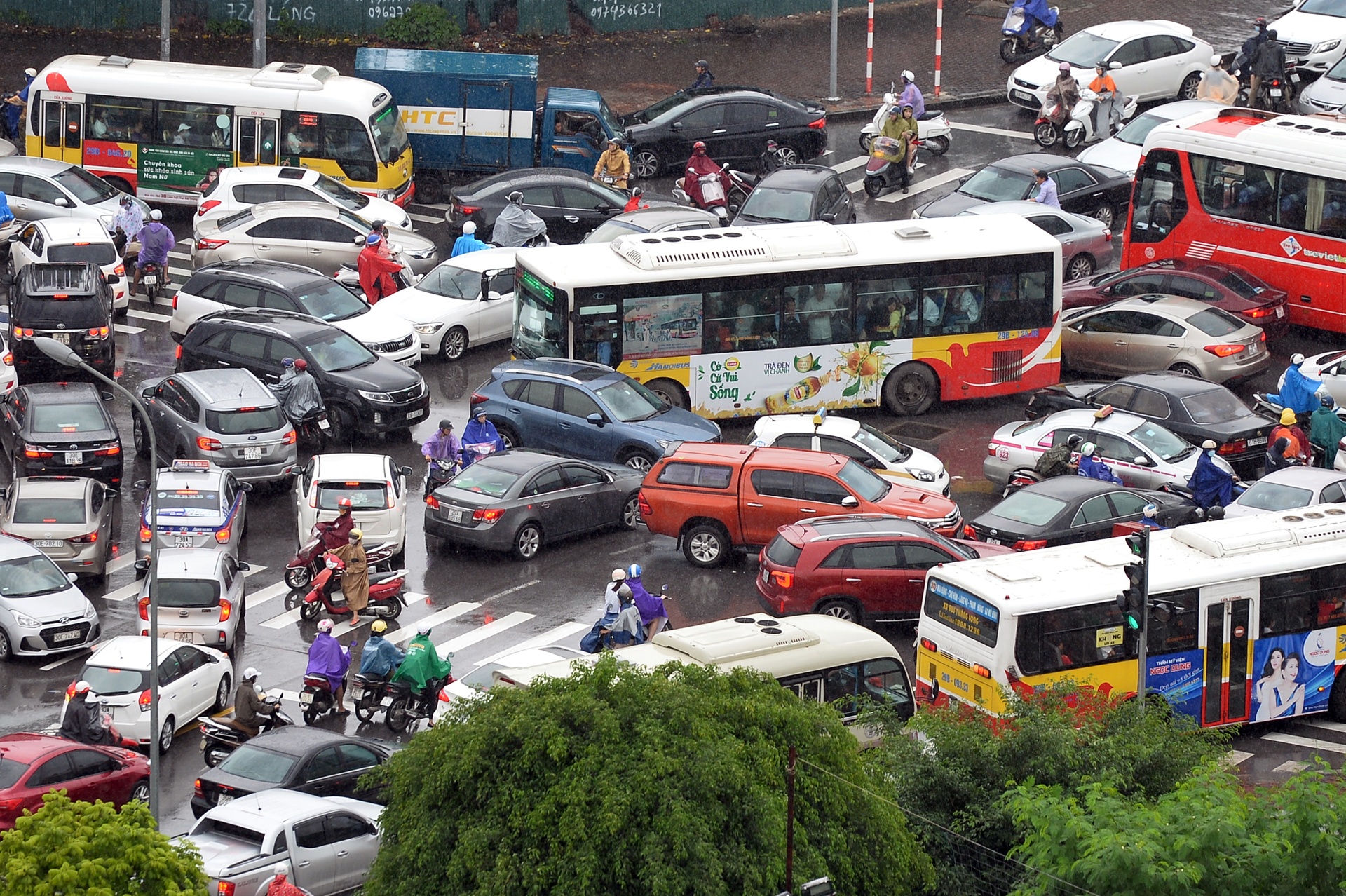 Oto, xe may tranh nhau vuot nga tu trong mua hinh anh