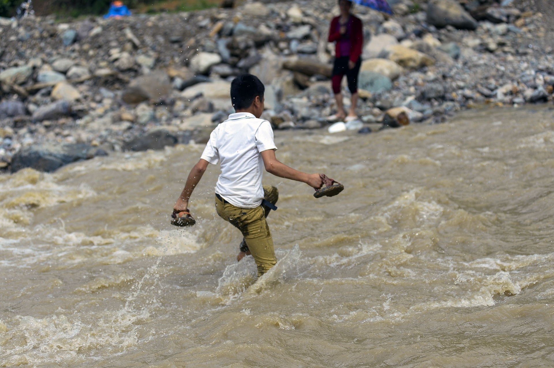 Nam Pam mot thang sau tran lu lich su anh 4