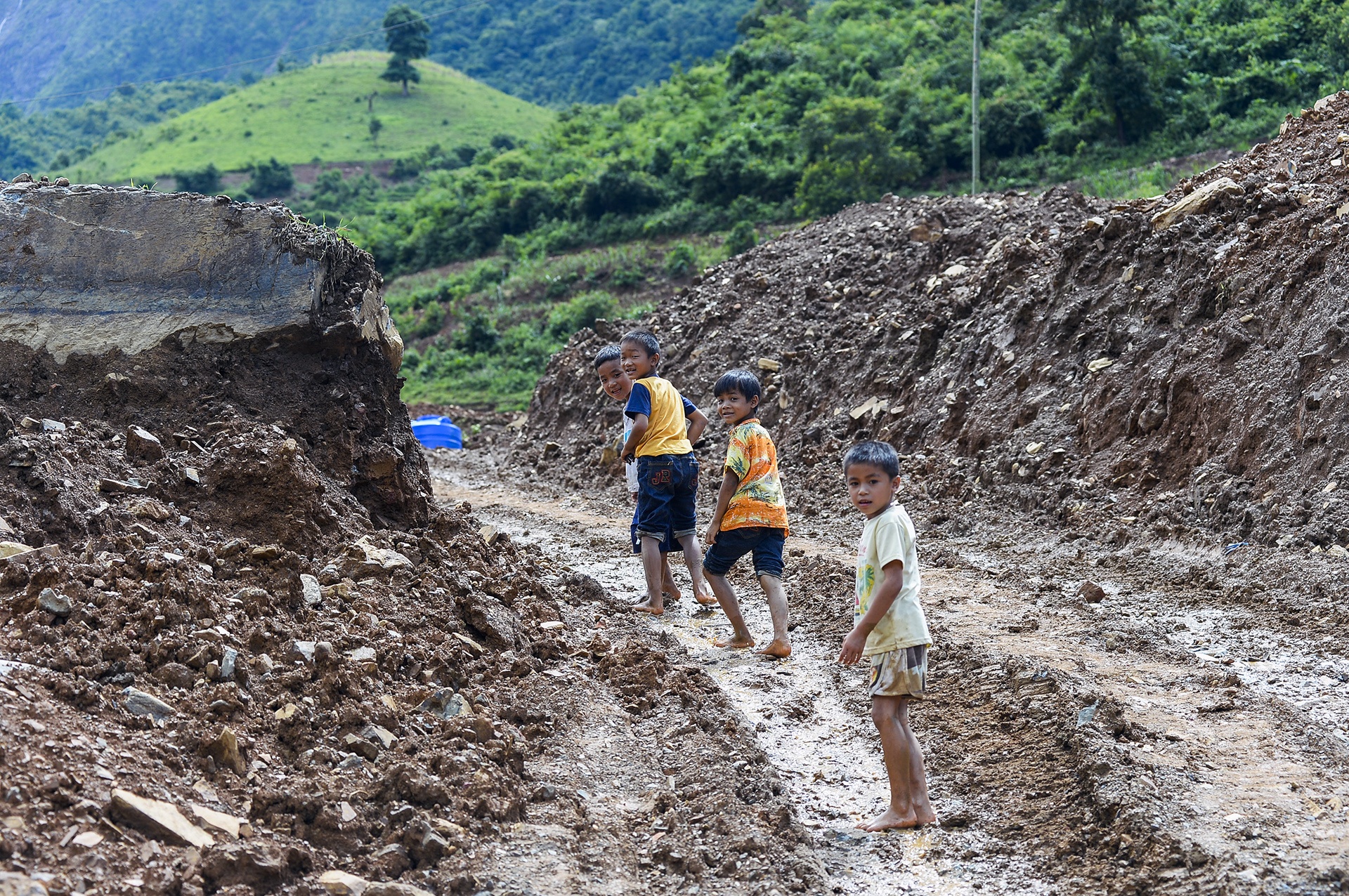 Nam Pam mot thang sau tran lu lich su anh 1