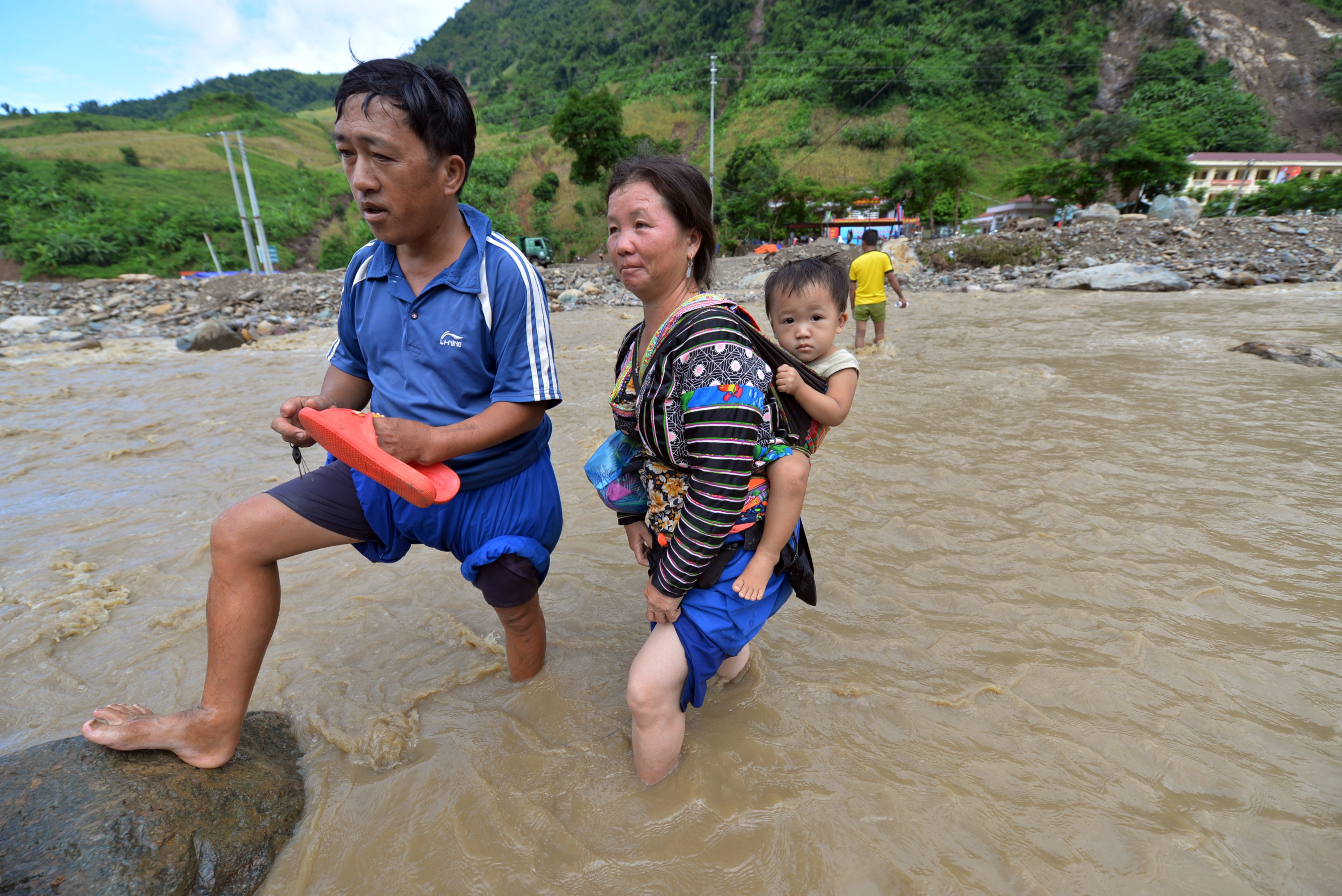 Nam Pam mot thang sau tran lu lich su anh 6