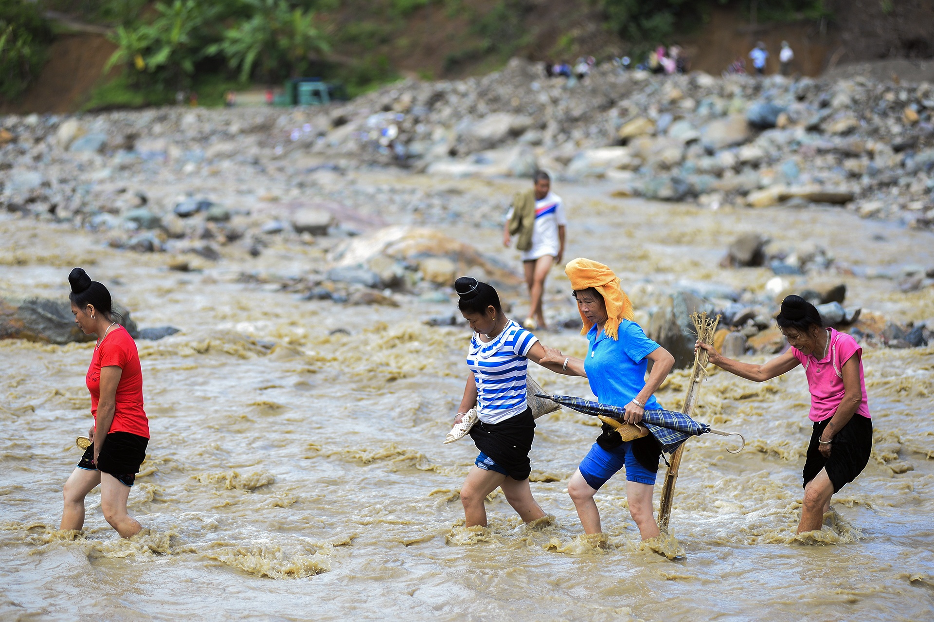 Nam Pam mot thang sau tran lu lich su anh 2