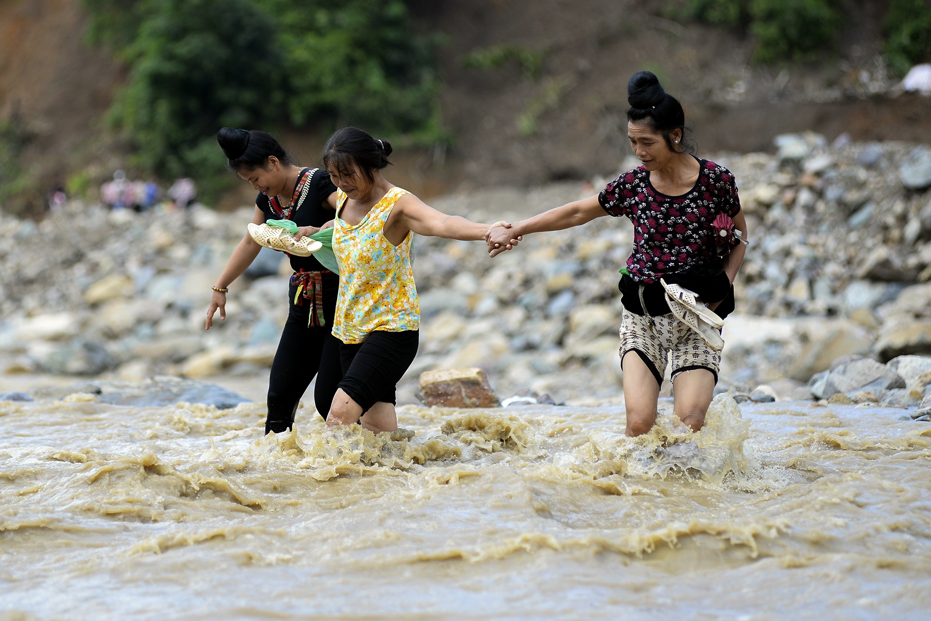 Nam Pam mot thang sau tran lu lich su anh 5