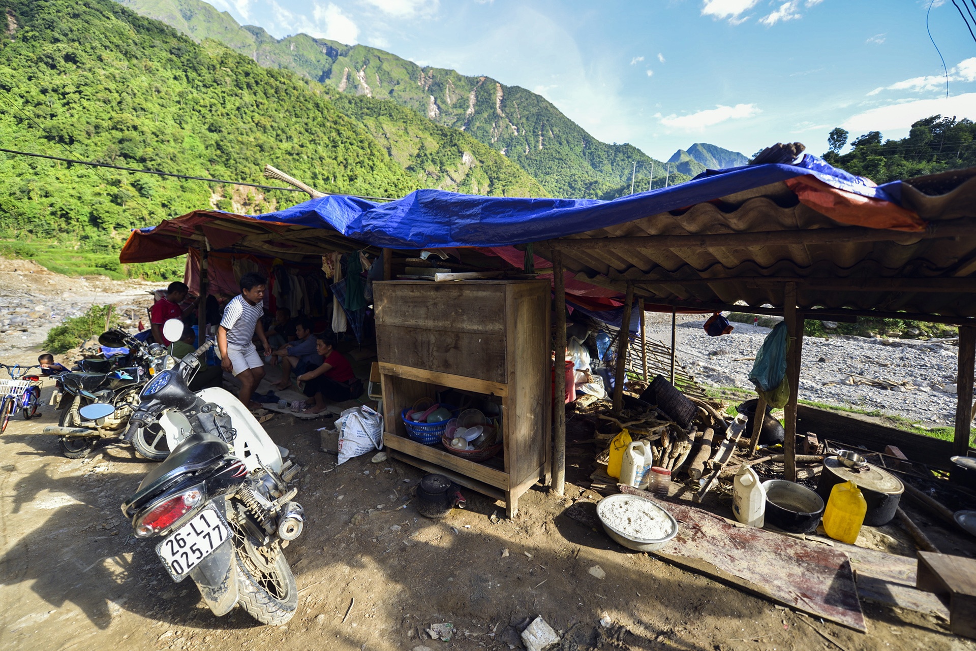 Nam Pam mot thang sau tran lu lich su anh 16