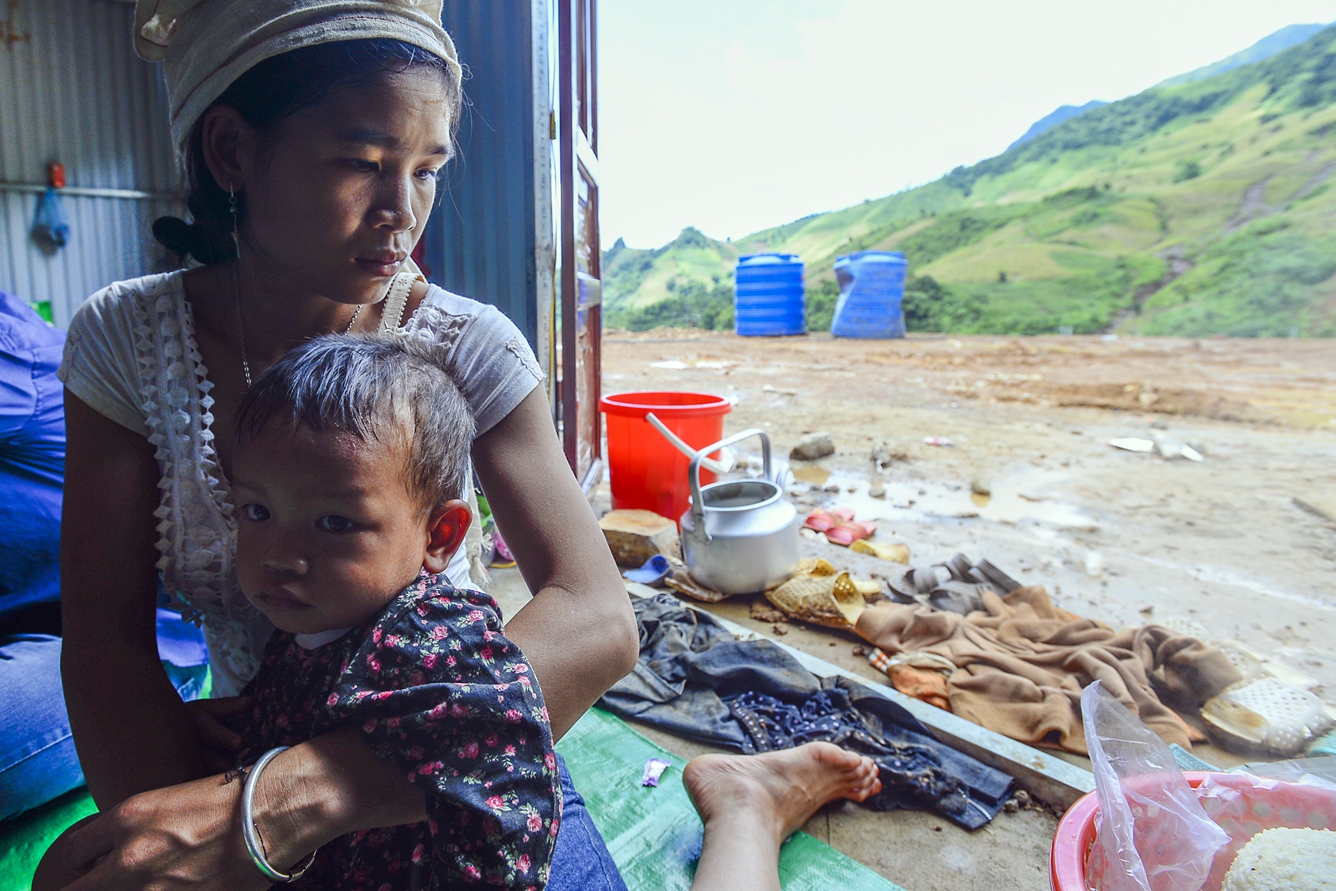 Nam Pam mot thang sau tran lu lich su hinh anh