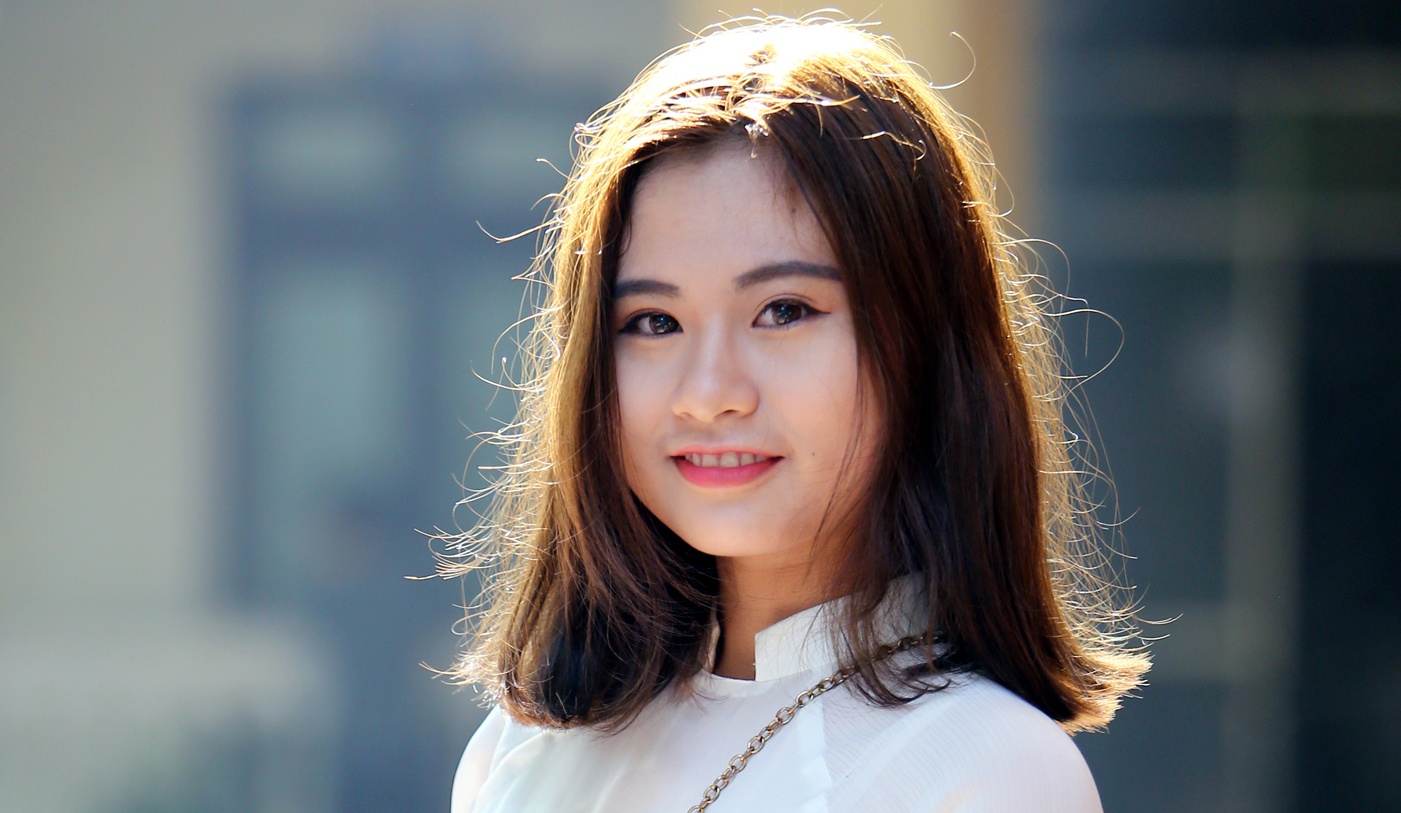 Nu sinh rang ro trong ta ao dai ngay khai truong hinh anh