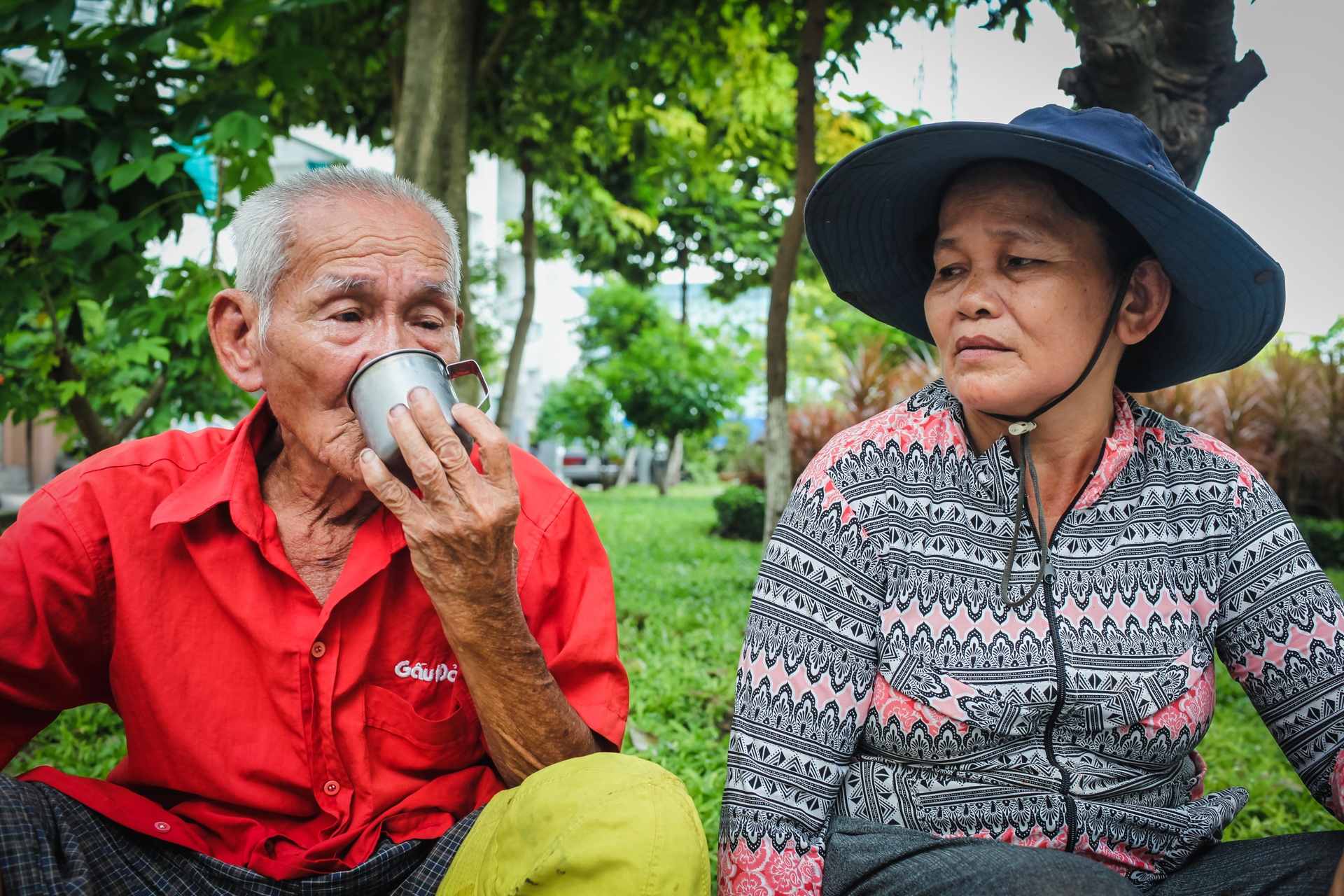 Cap tinh gia gan tram tuoi muu sinh tren pho Sai thanh hinh anh