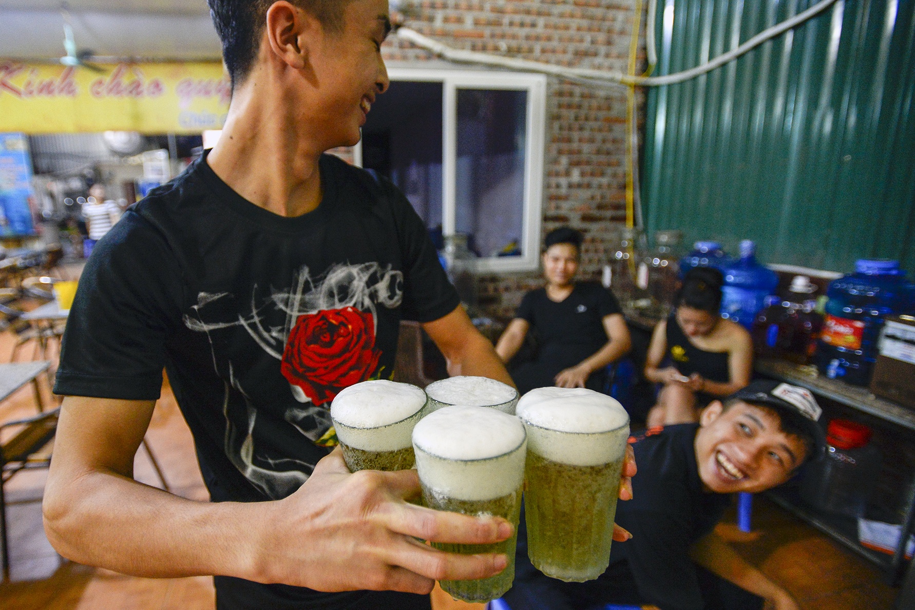 bia hơi vỉa hè Hà thành ảnh 4 bia hoi via he Ha thanh anh 4