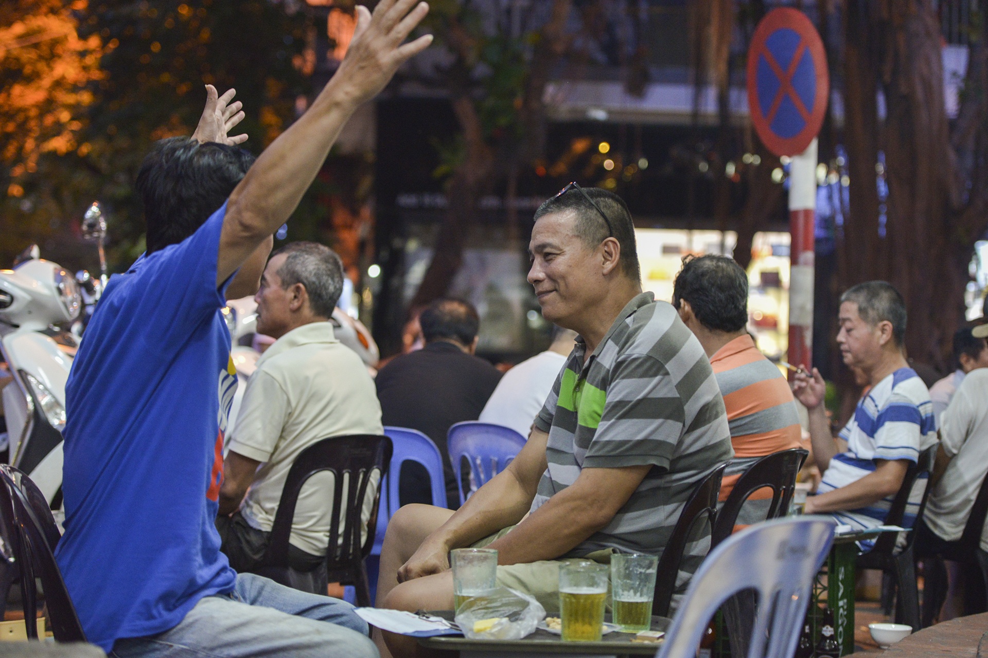 bia hơi vỉa hè Hà thành ảnh 9 bia hoi via he Ha thanh anh 9