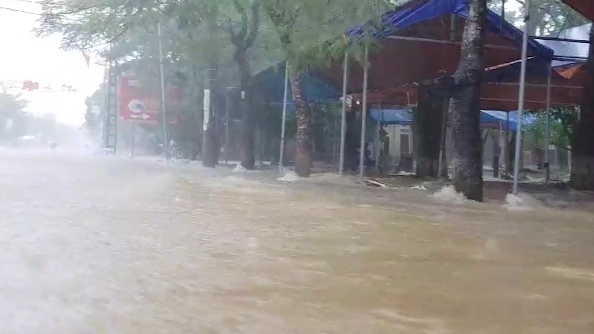 Huong Khe mua lon vi bao so 10 hinh anh